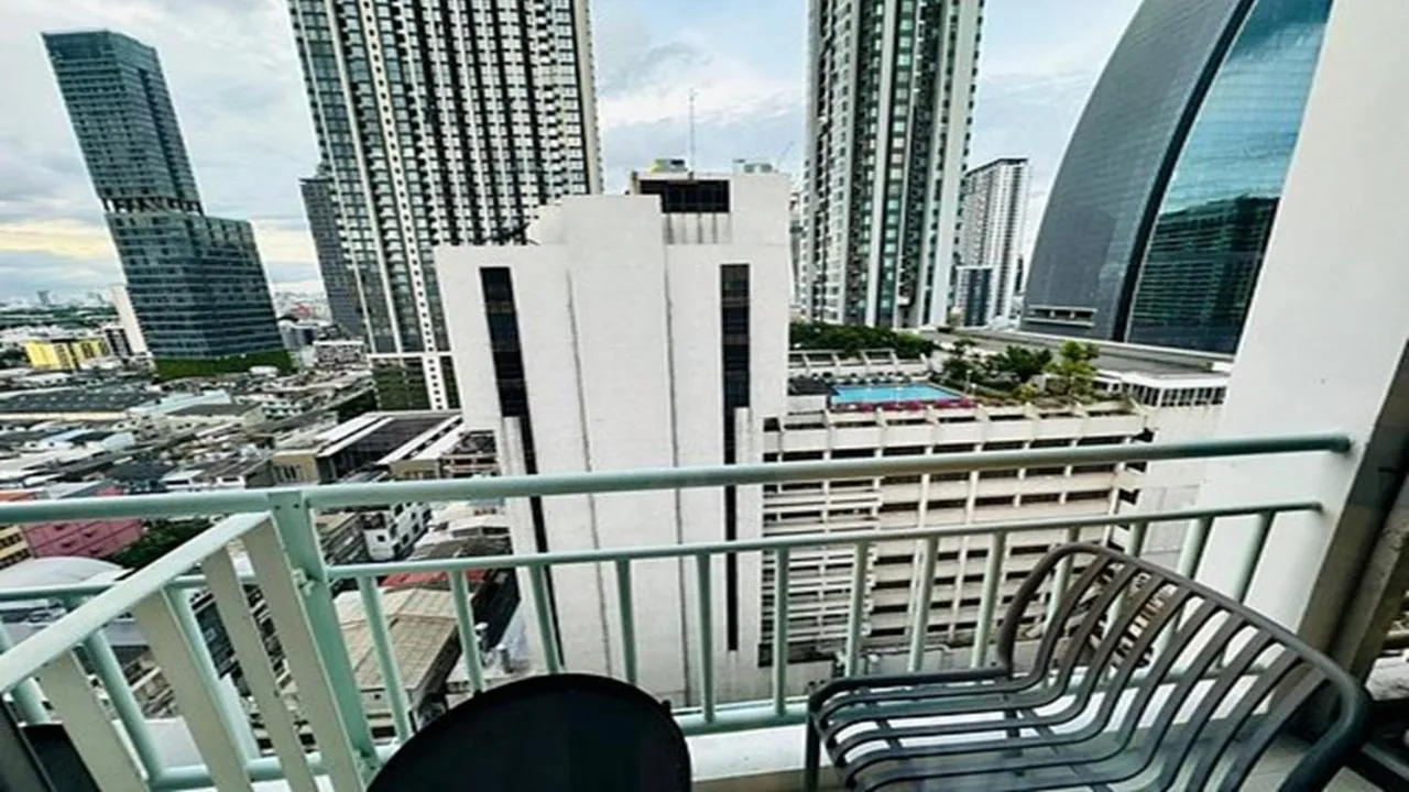 Balcony/Terrace in Evergreen Place Siam by UHG