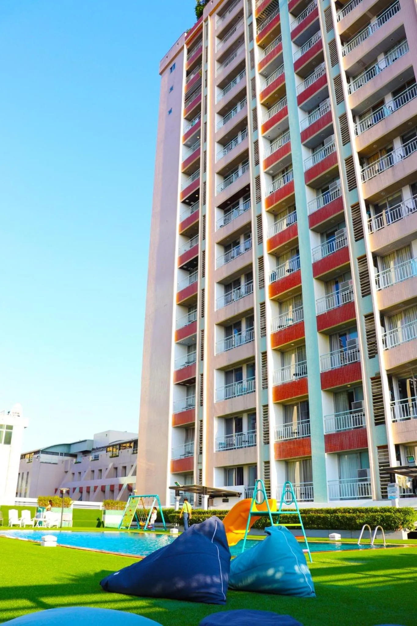 Swimming pool in Evergreen Place Siam by UHG