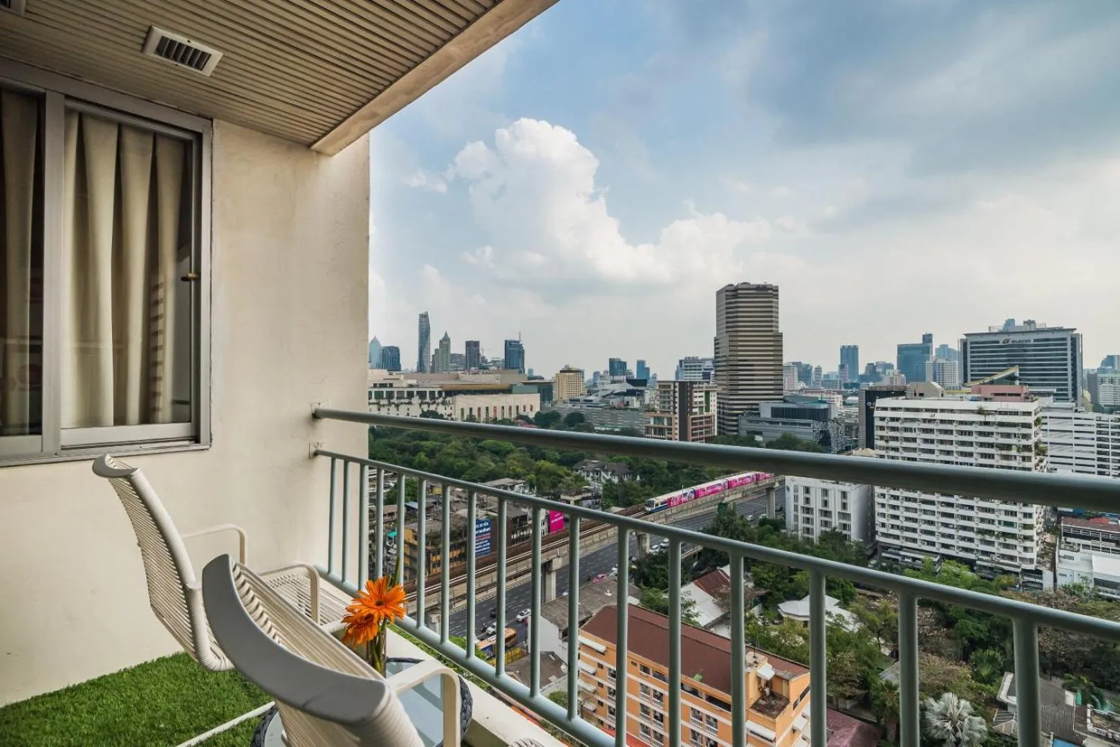 Balcony/Terrace in Evergreen Place Siam by UHG