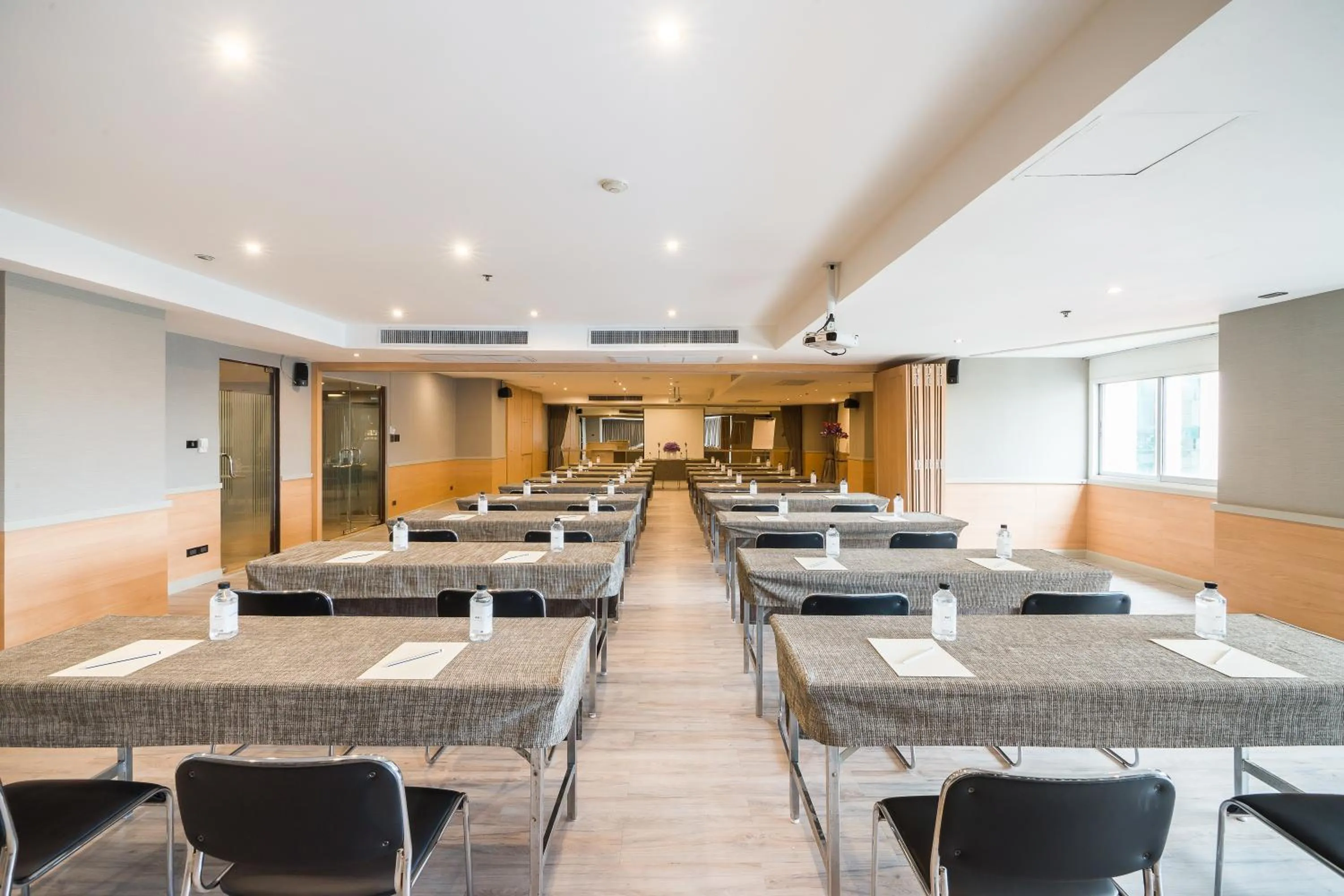 Meeting/conference room in Evergreen Place Siam by UHG