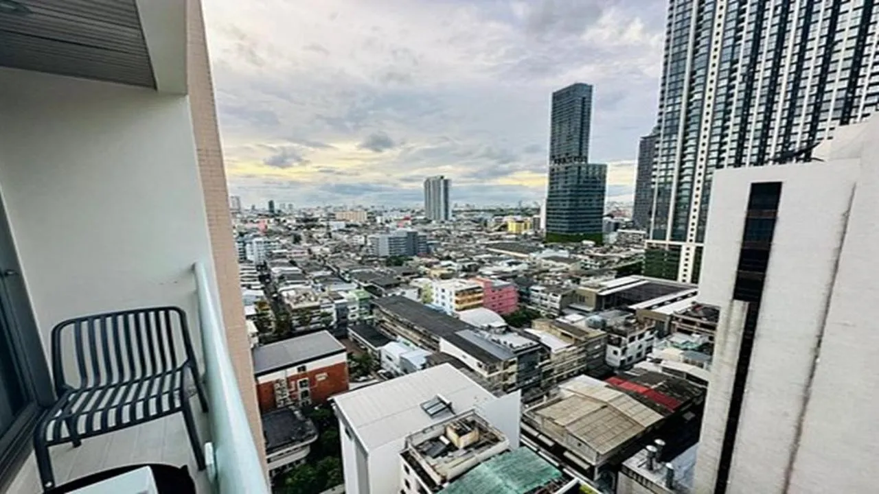 Balcony/Terrace in Evergreen Place Siam by UHG