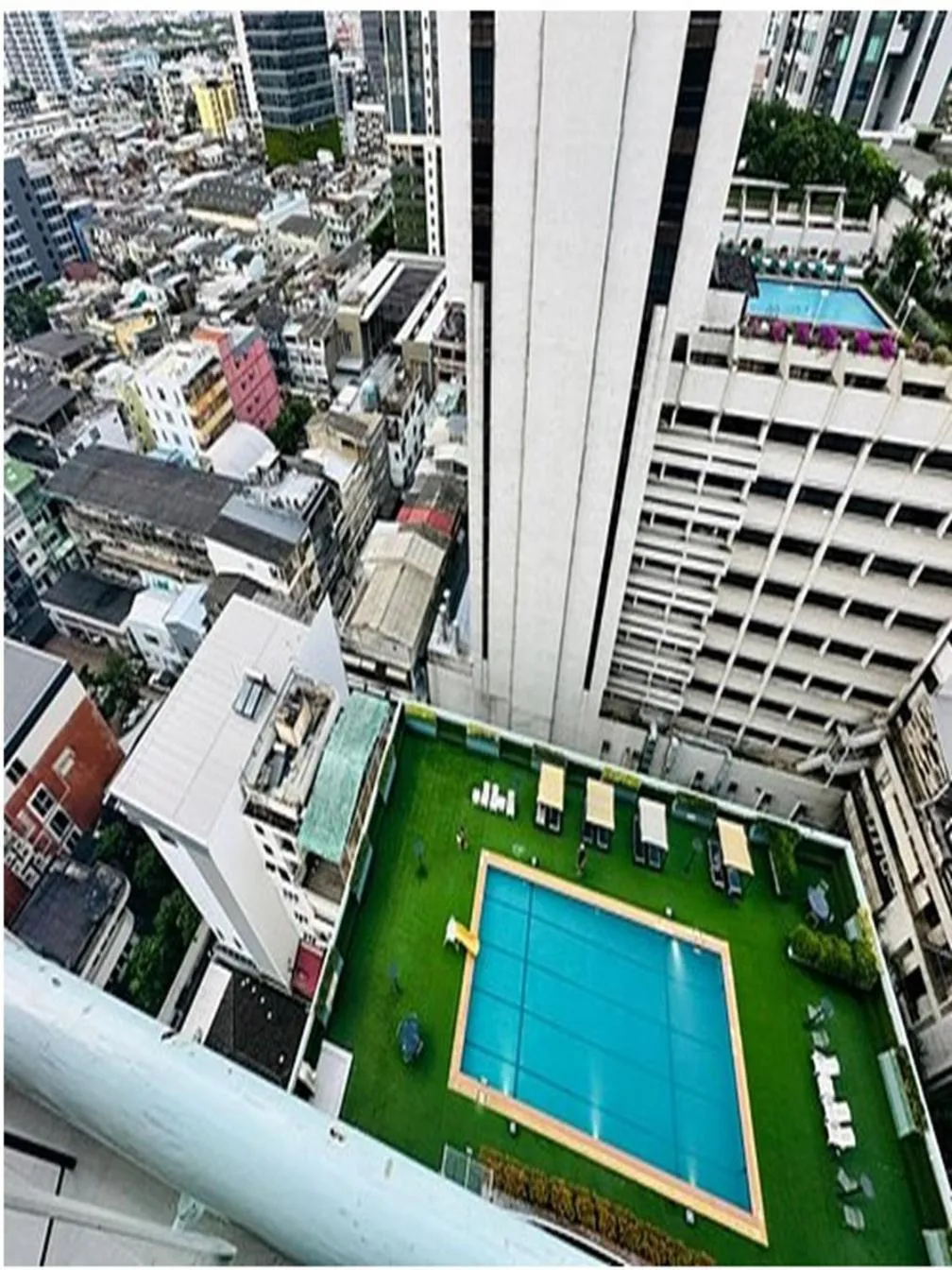 Balcony/Terrace in Evergreen Place Siam by UHG