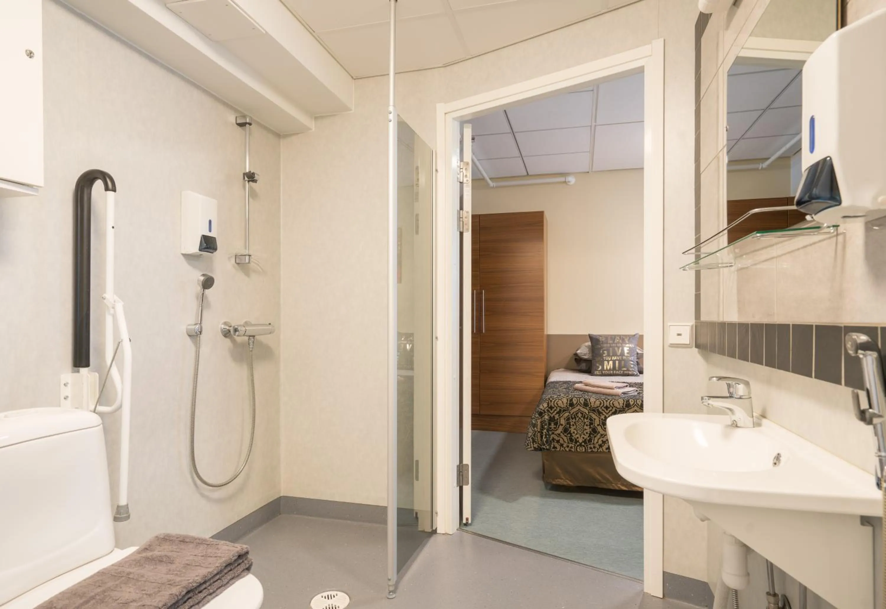 Bathroom, Bed in Gasthaus Patruuna