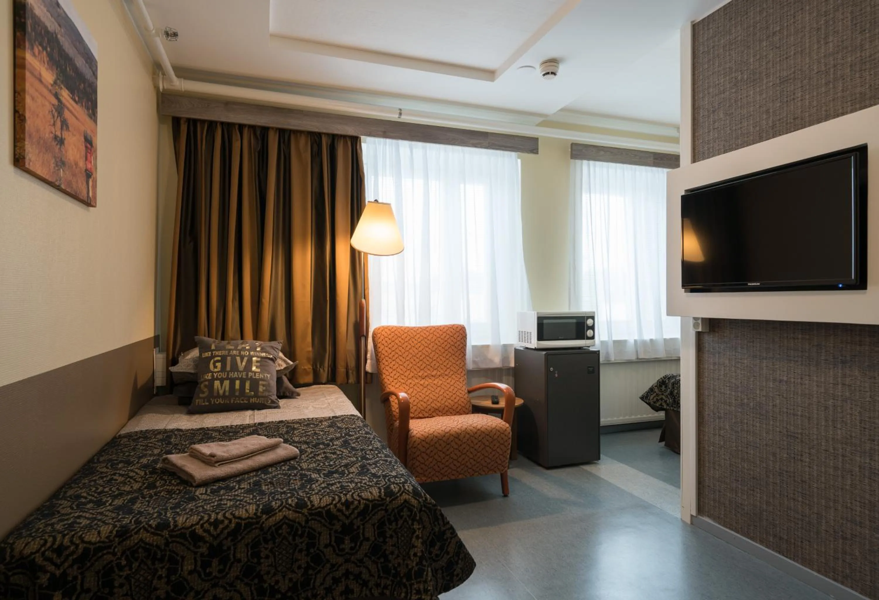 Photo of the whole room, Bed in Gasthaus Patruuna