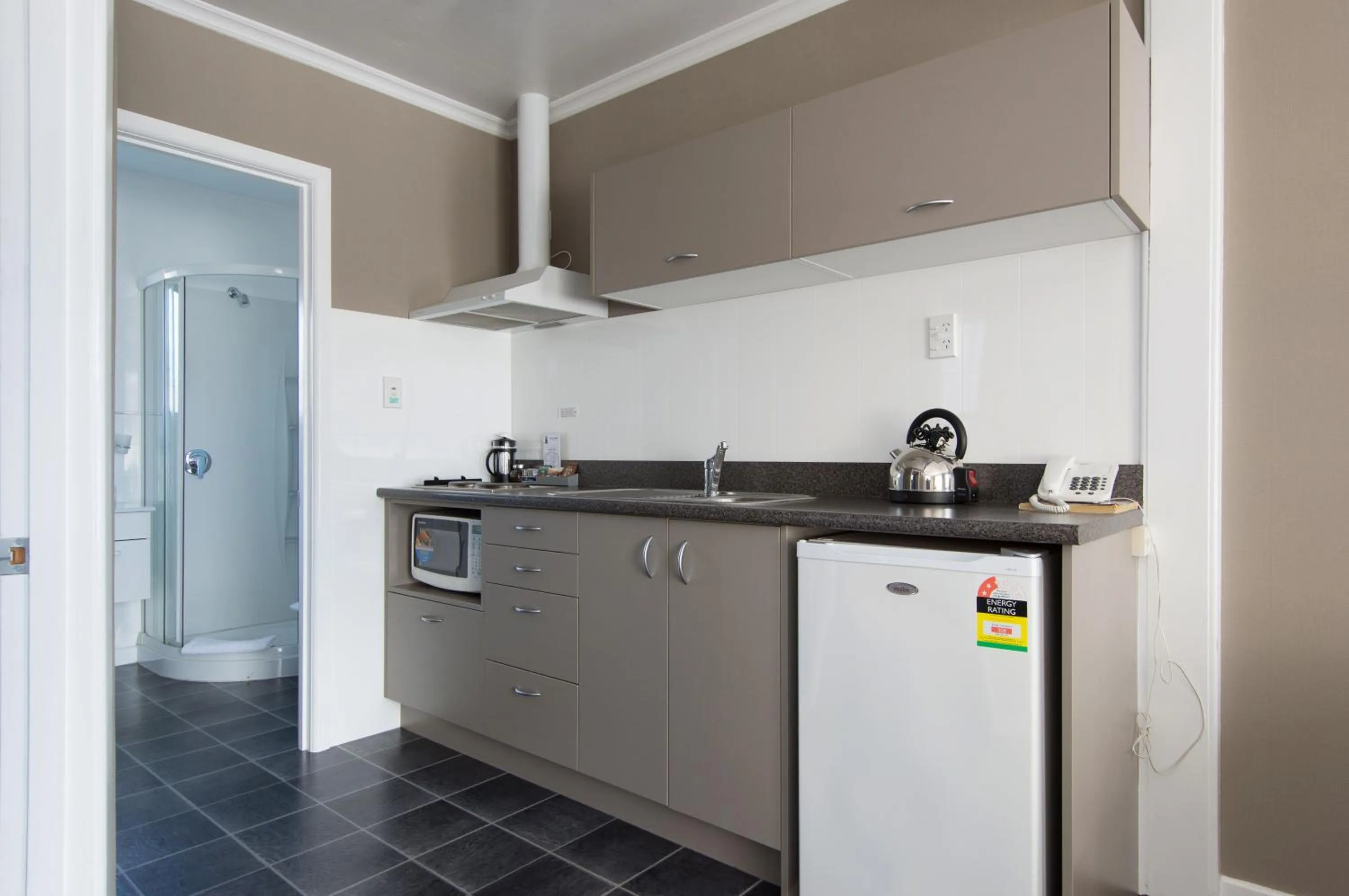 Kitchen or kitchenette in Tower Lodge Motel