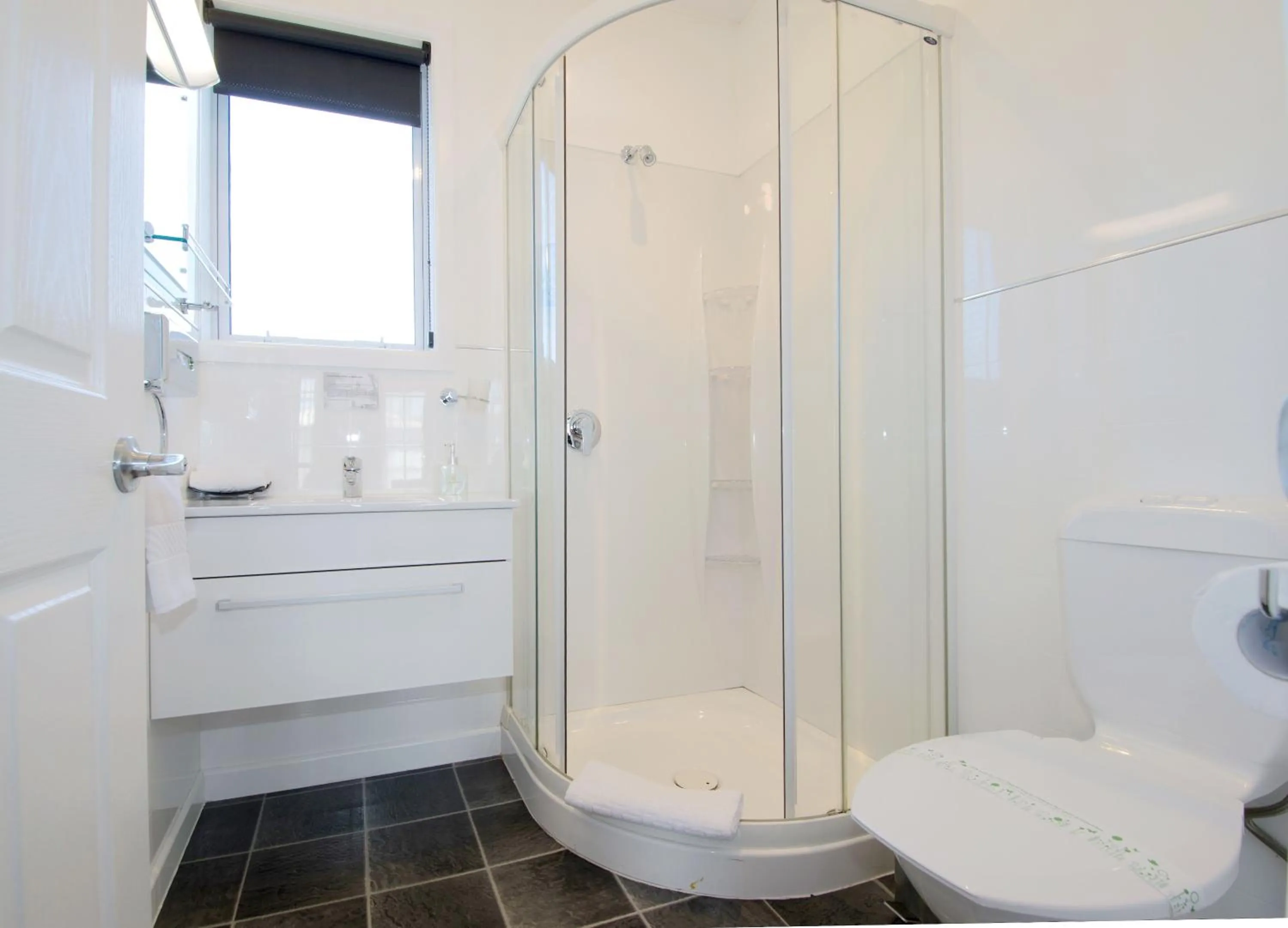 Shower in Tower Lodge Motel