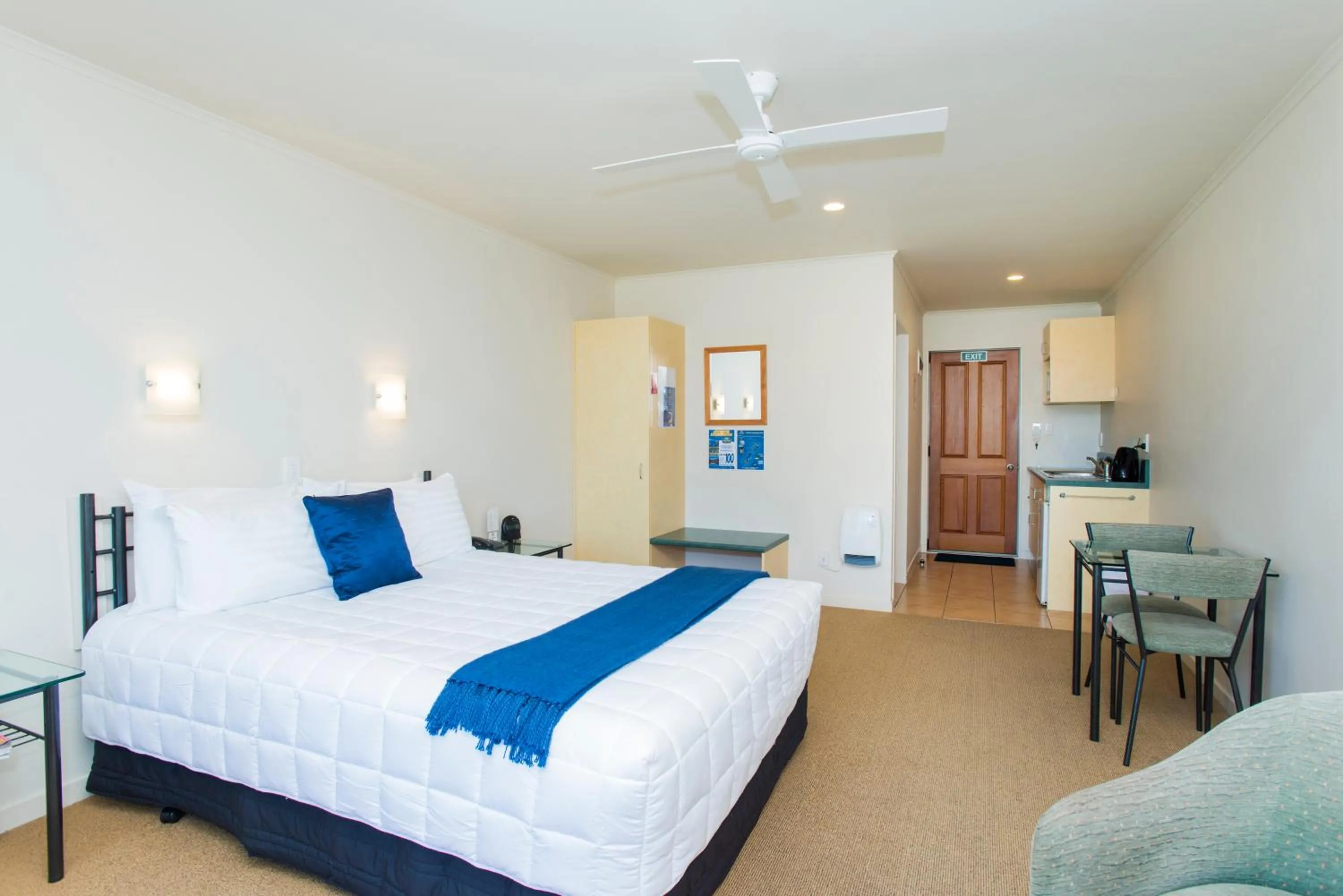 Bedroom, Bed in Alfresco Motor Lodge