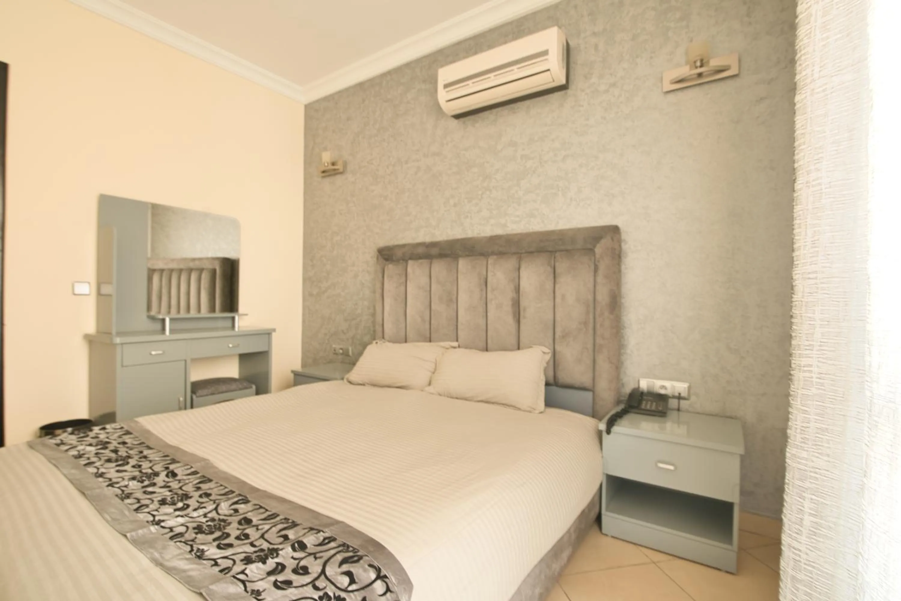 Bedroom, Bed in Appart Hôtel Founty Beach