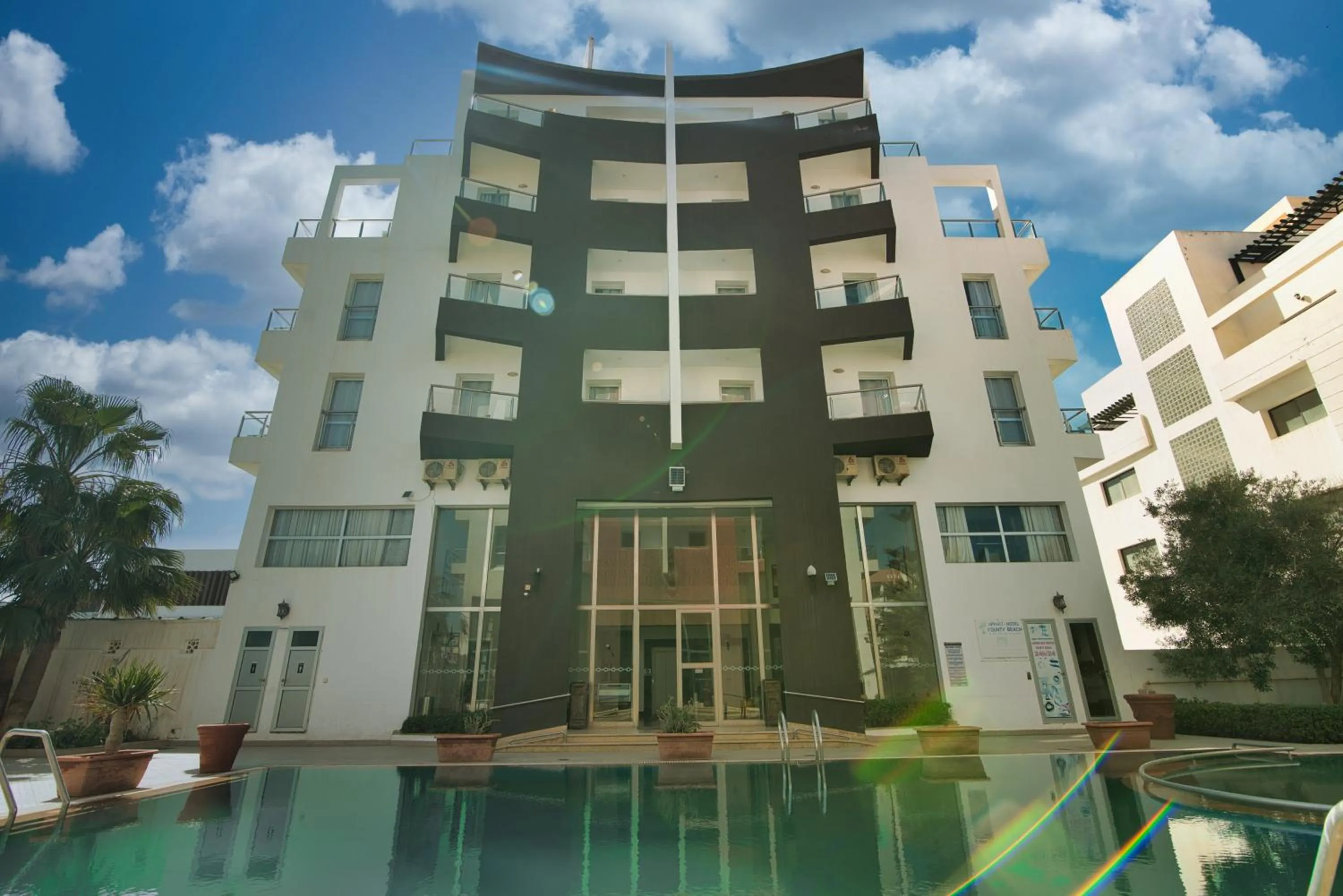 Swimming pool in Appart Hôtel Founty Beach