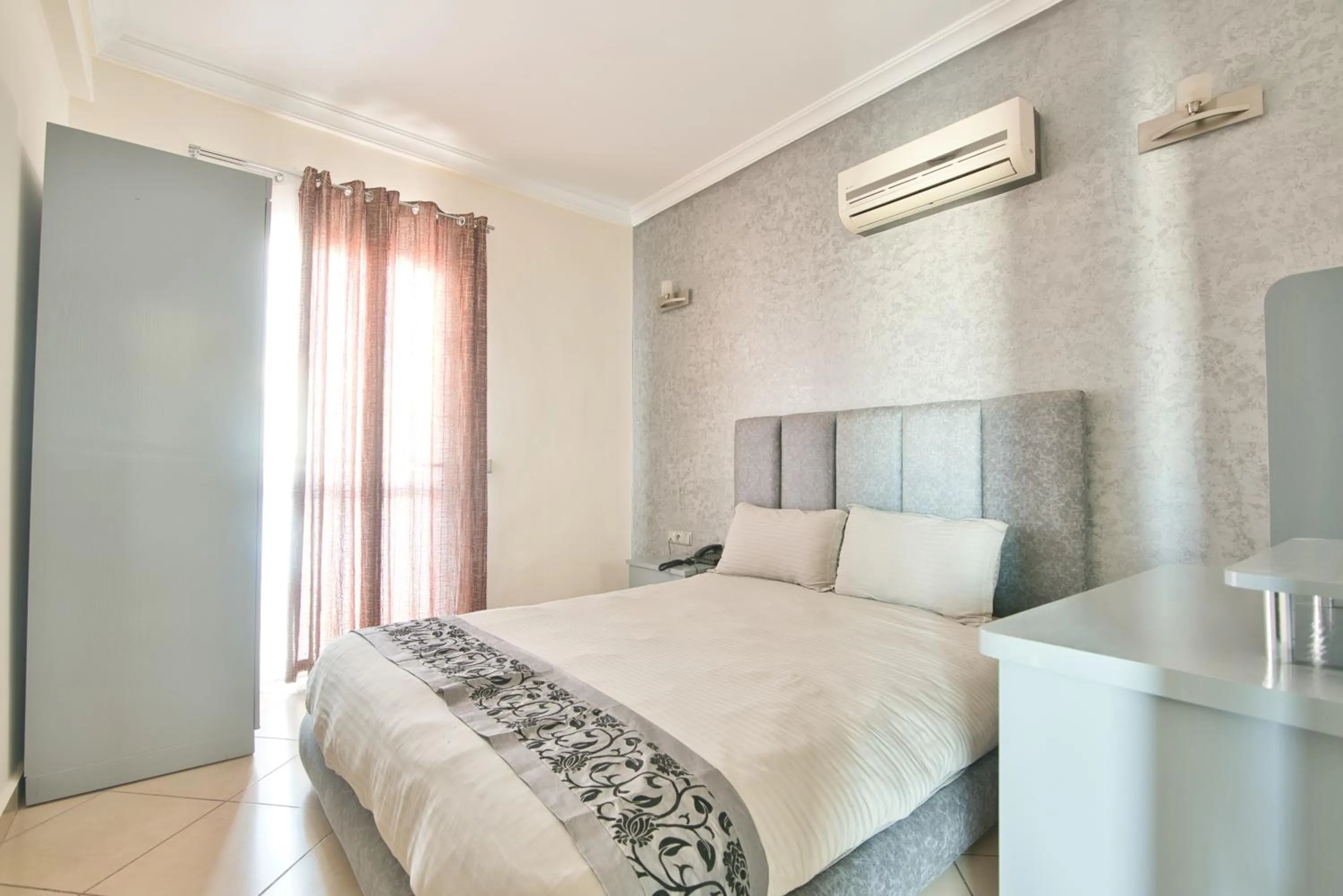 Bedroom, Bed in Appart Hôtel Founty Beach