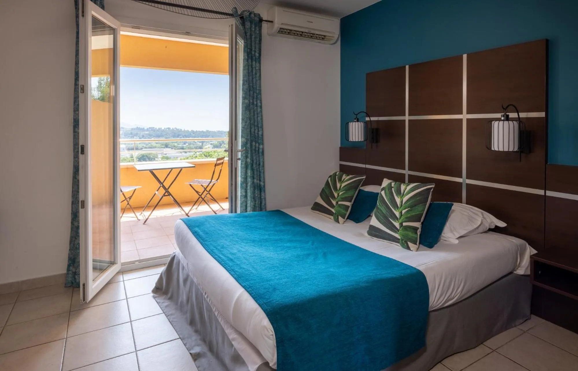 Bedroom, Bed in The Originals City, Hôtel Côté Sud, Marseille Est