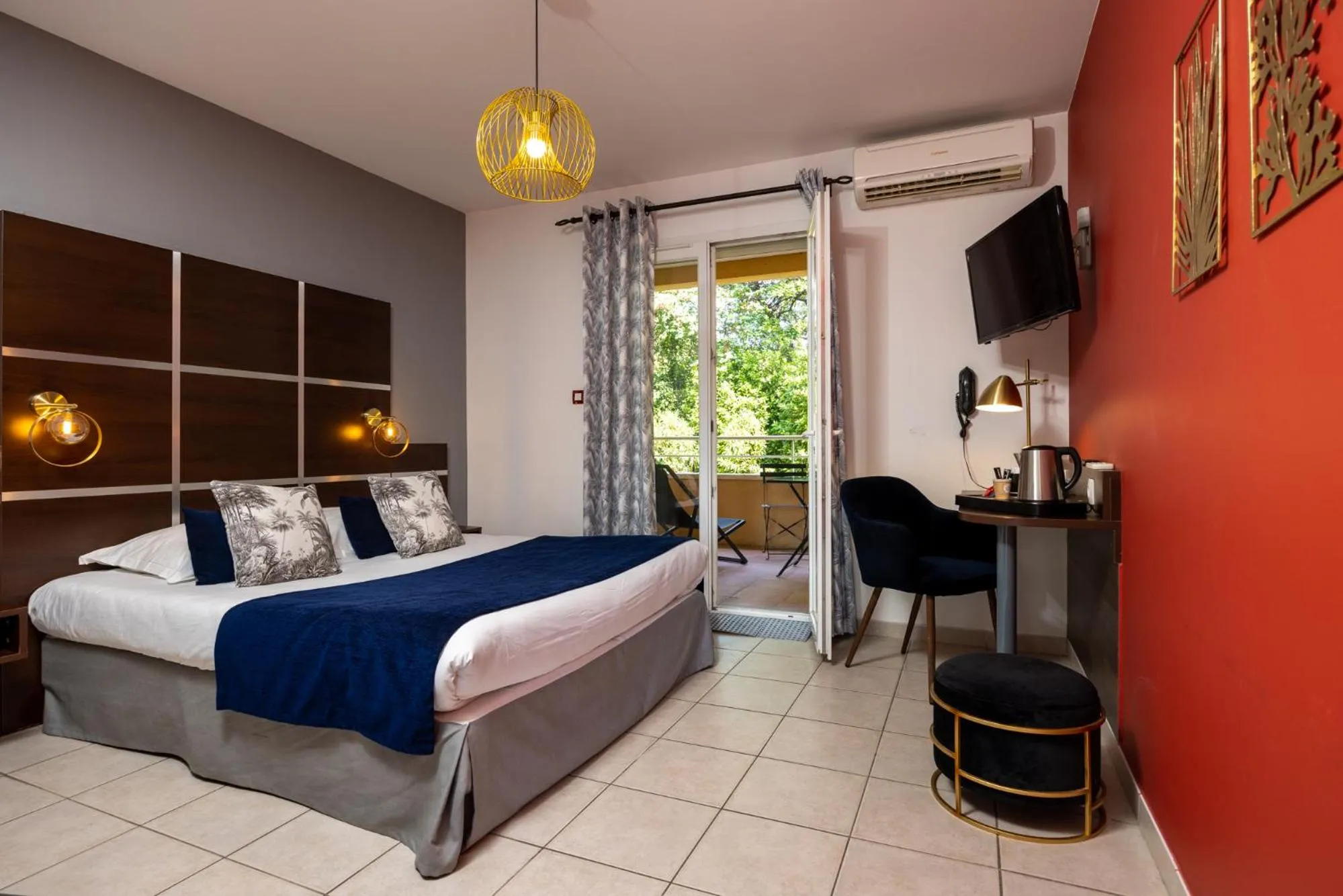 Photo of the whole room, Bed in The Originals City, Hôtel Côté Sud, Marseille Est