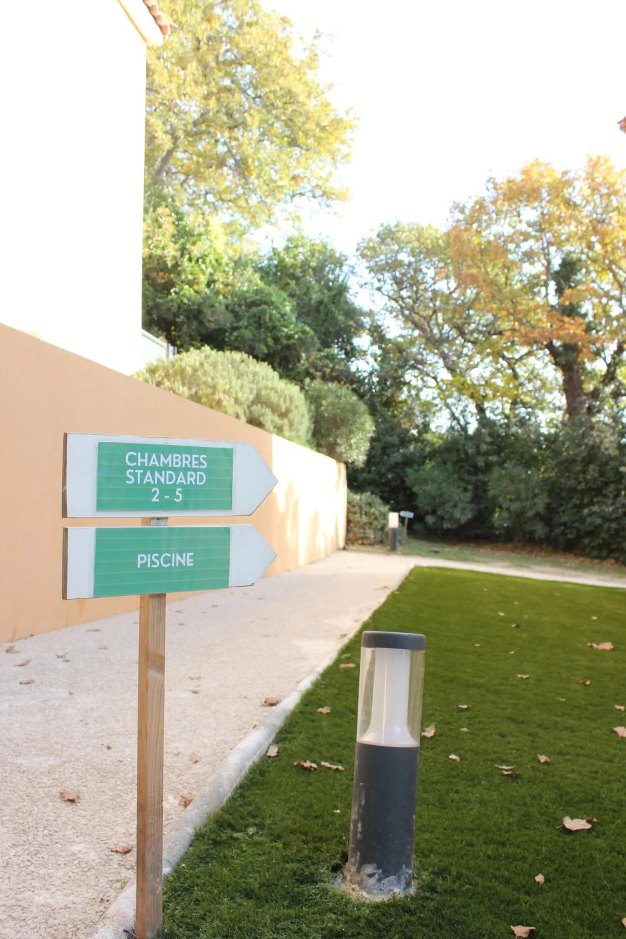 Text overlay in The Originals City, Hôtel Côté Sud, Marseille Est