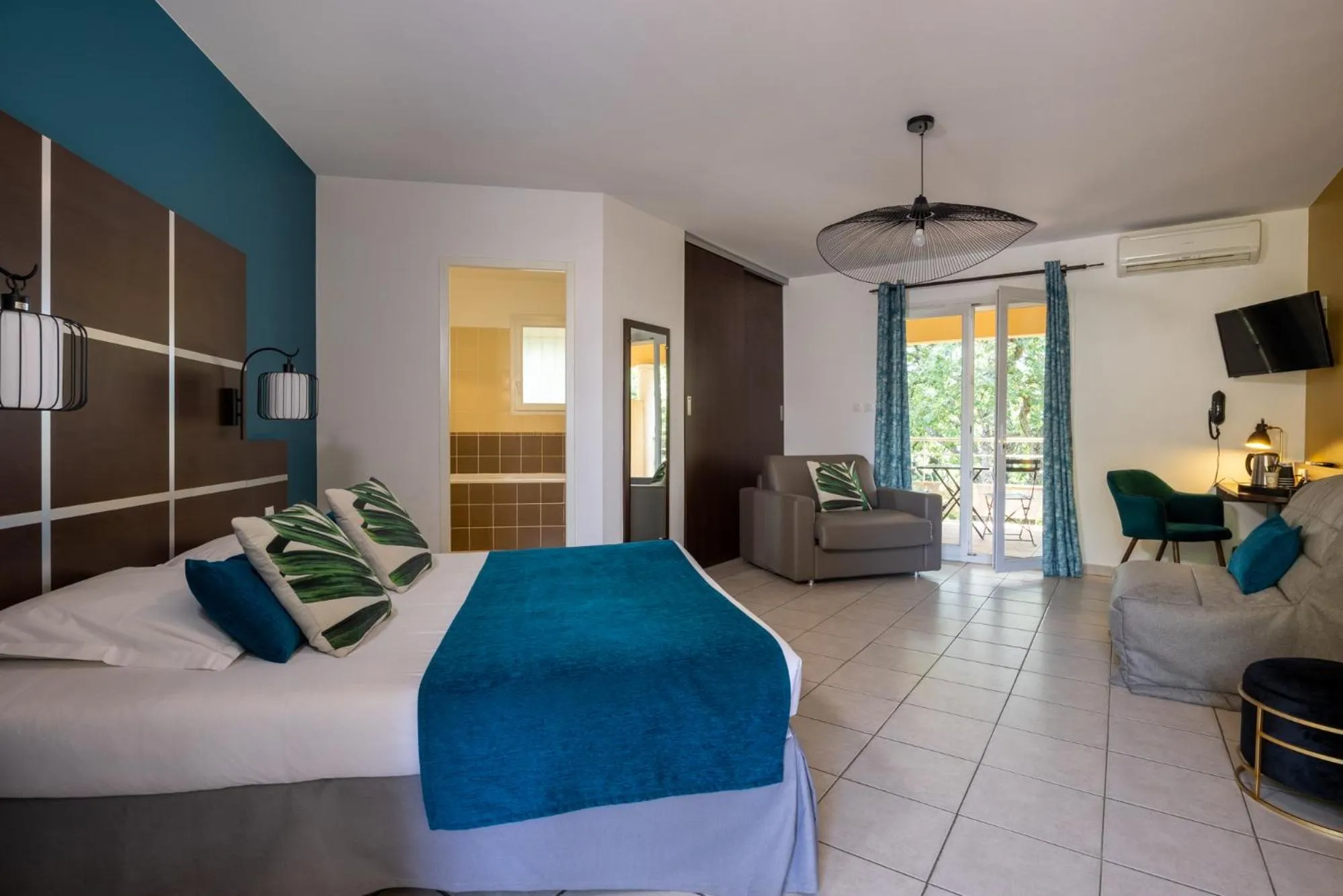 Photo of the whole room, Bed in The Originals City, Hôtel Côté Sud, Marseille Est