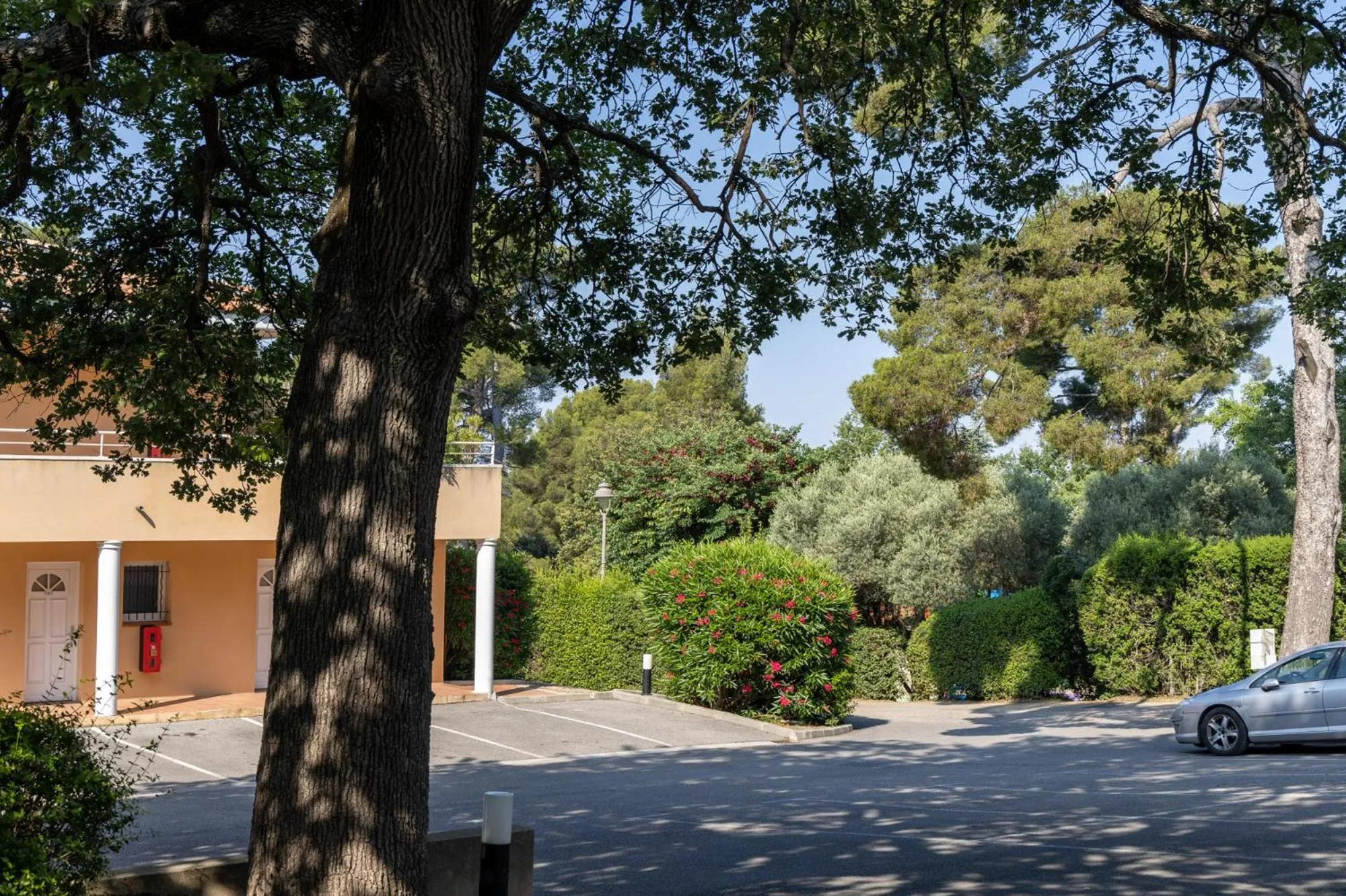 Parking in The Originals City, Hôtel Côté Sud, Marseille Est