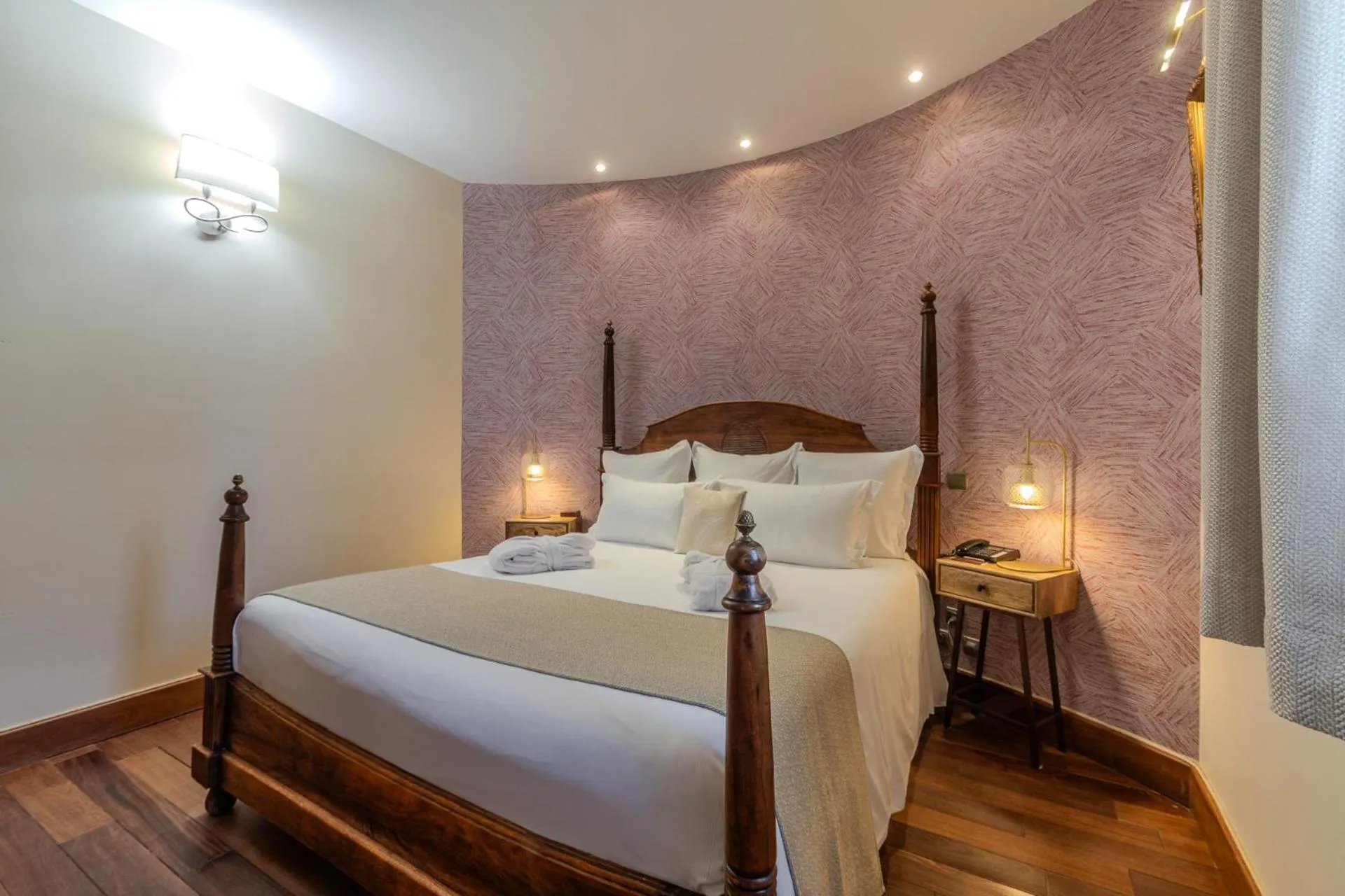 Bedroom, Bed in Hôtel Demeure Loredana