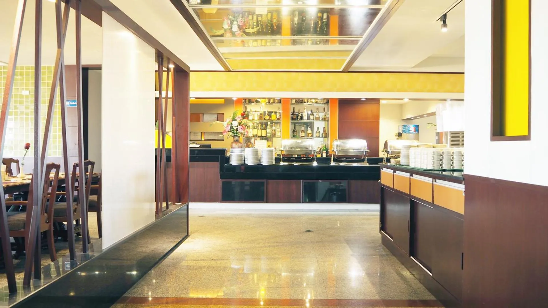 Restaurant/places to eat in City Beach Resort