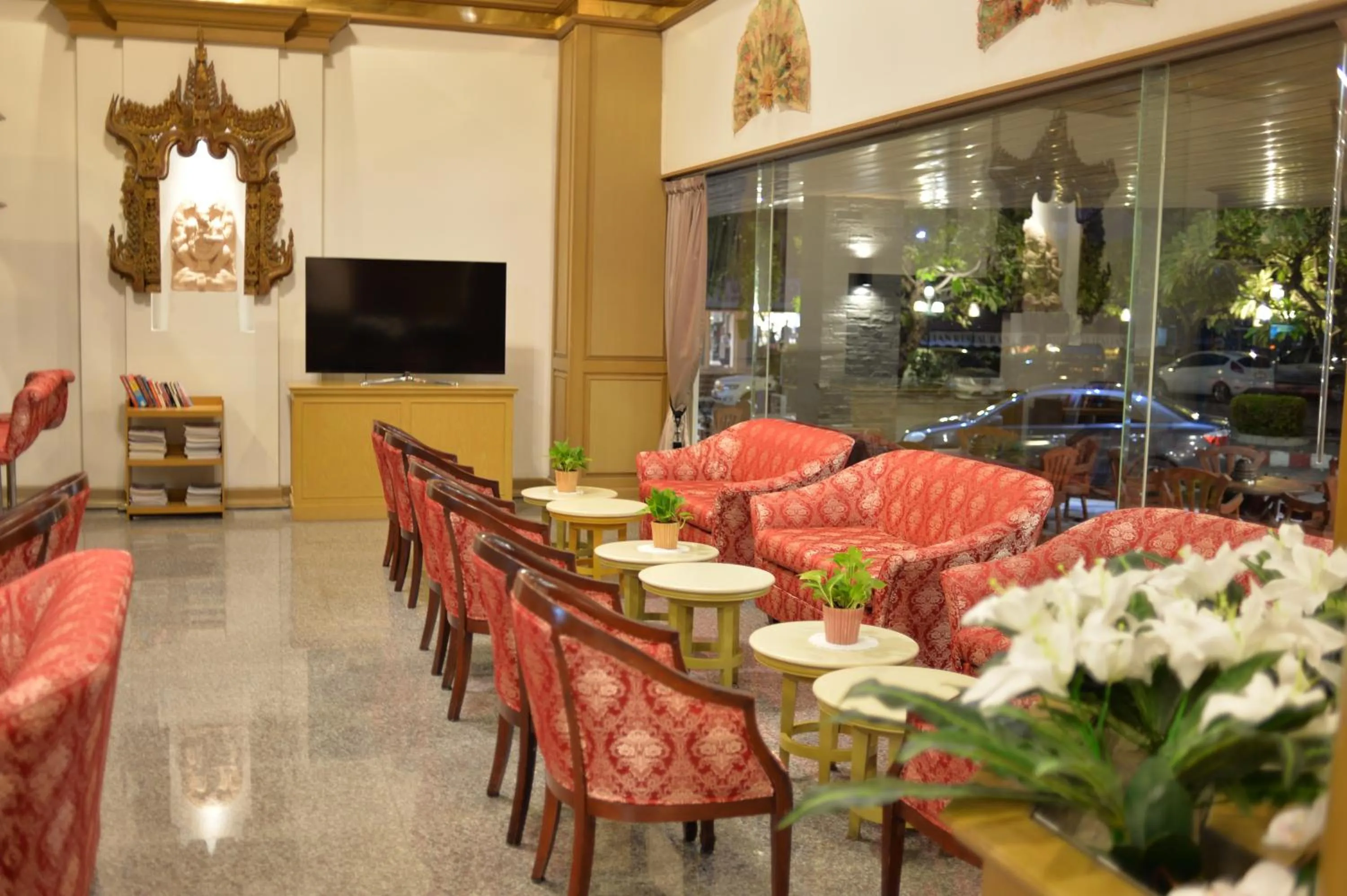 Communal lounge/ TV room in City Beach Resort