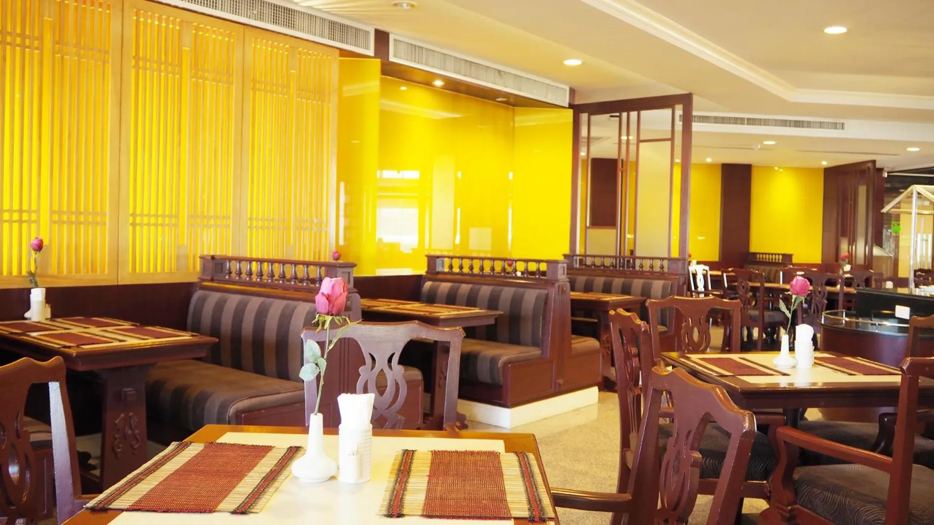 Restaurant/places to eat in City Beach Resort