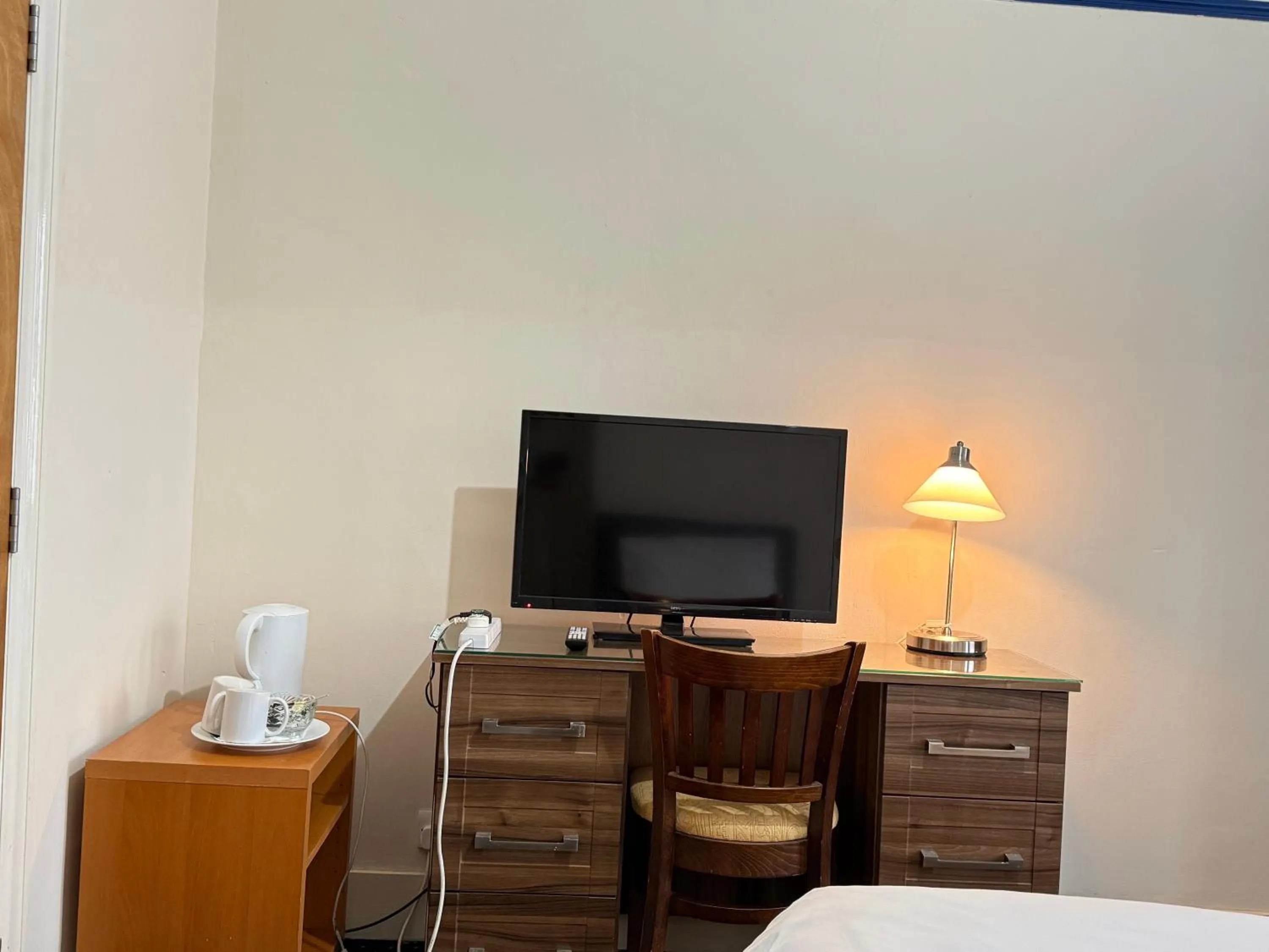 Bedroom, Bed in Airport Guest House