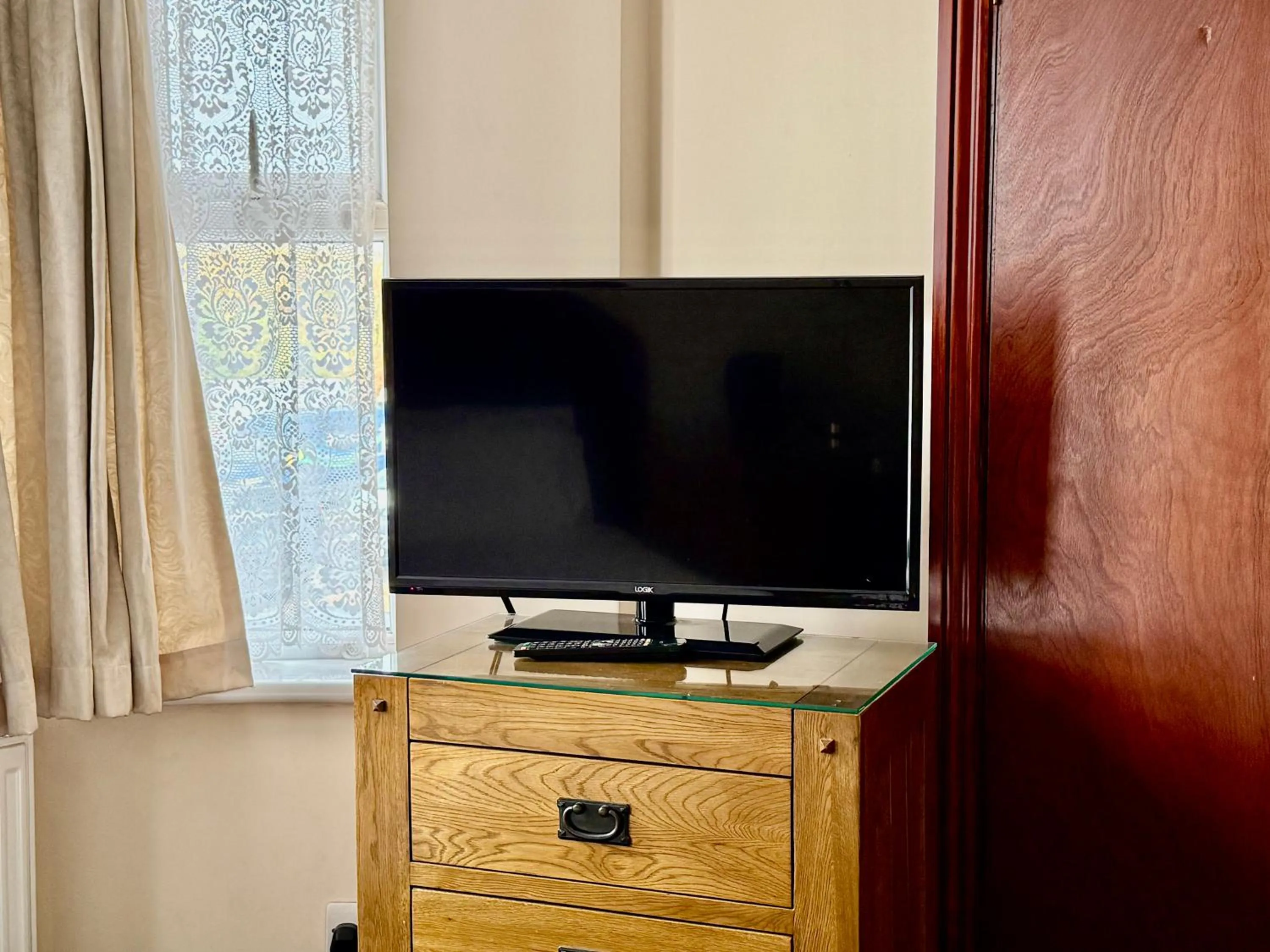 TV and multimedia in Airport Guest House