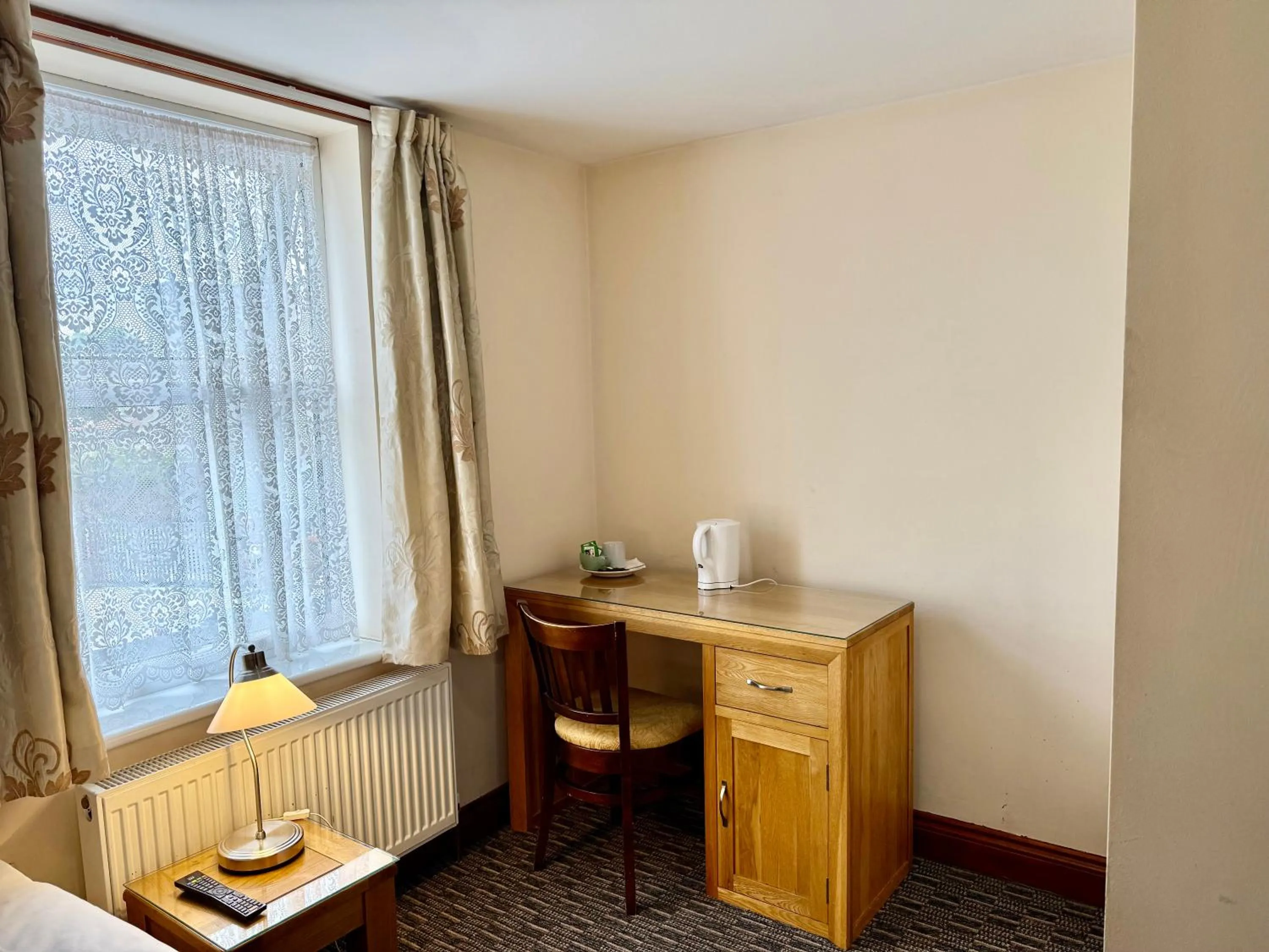 Bedroom, Bed in Airport Guest House