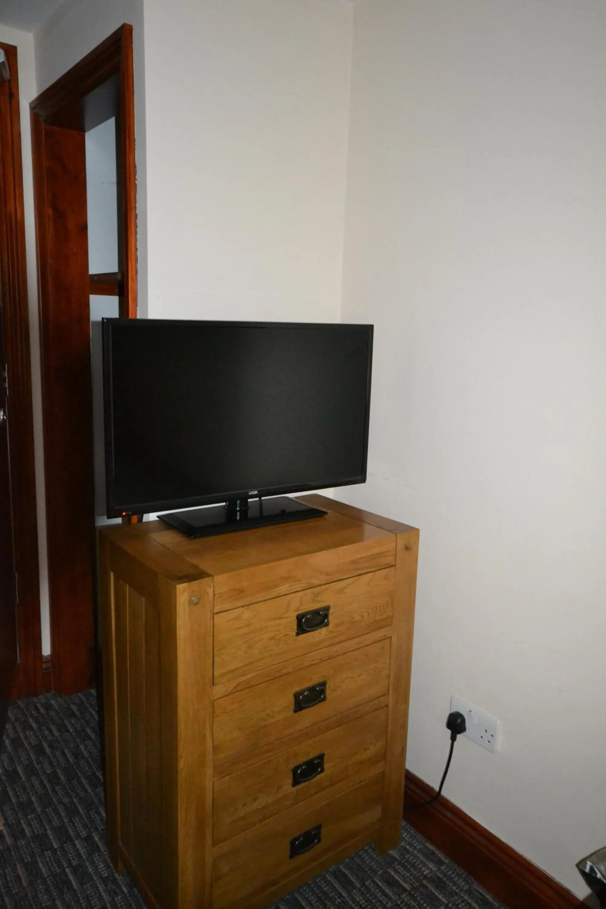 TV and multimedia in Airport Guest House