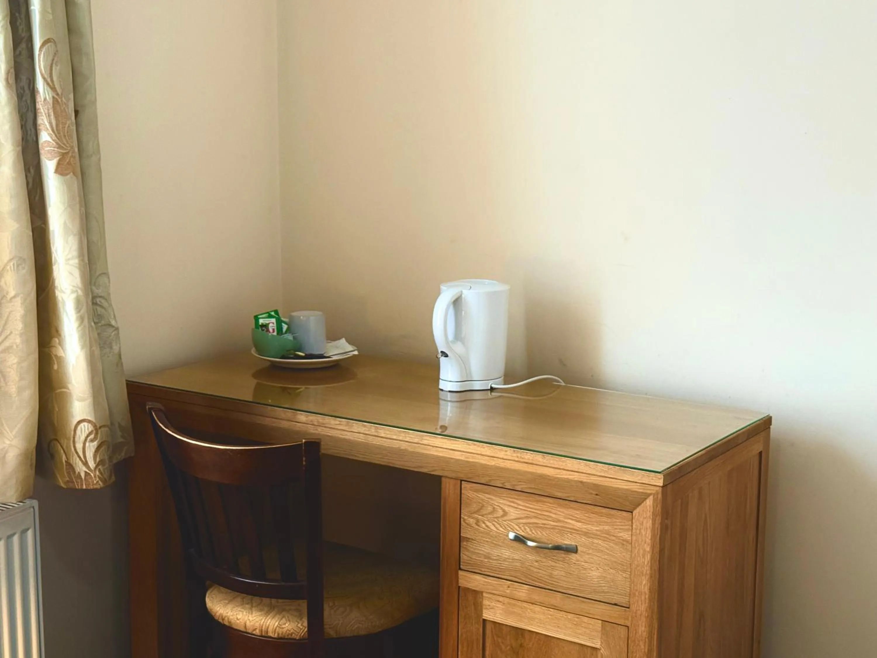 Coffee/tea facilities in Airport Guest House