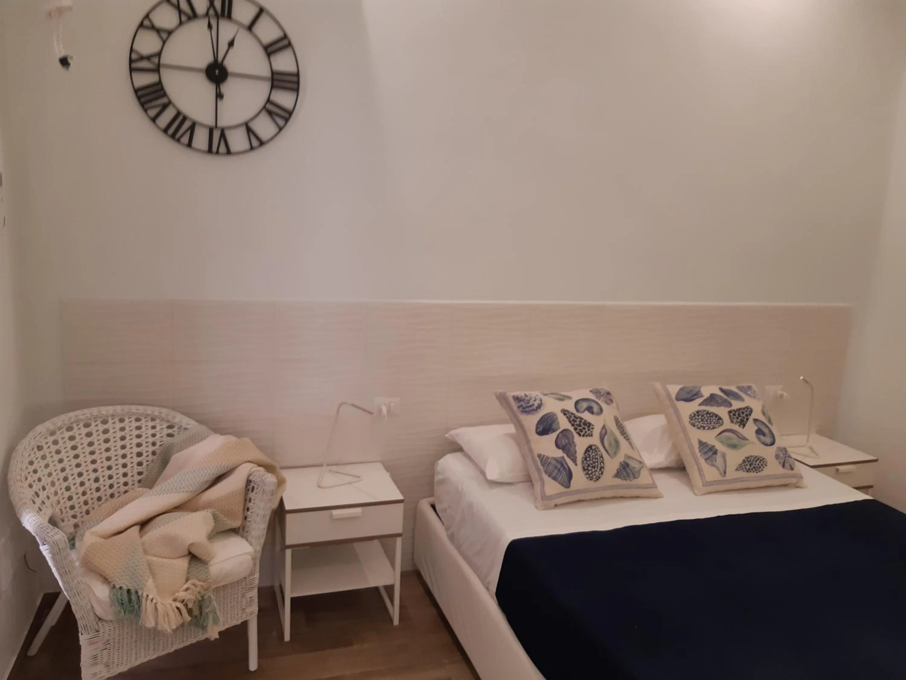 Bedroom, Bed in Canzone del sole