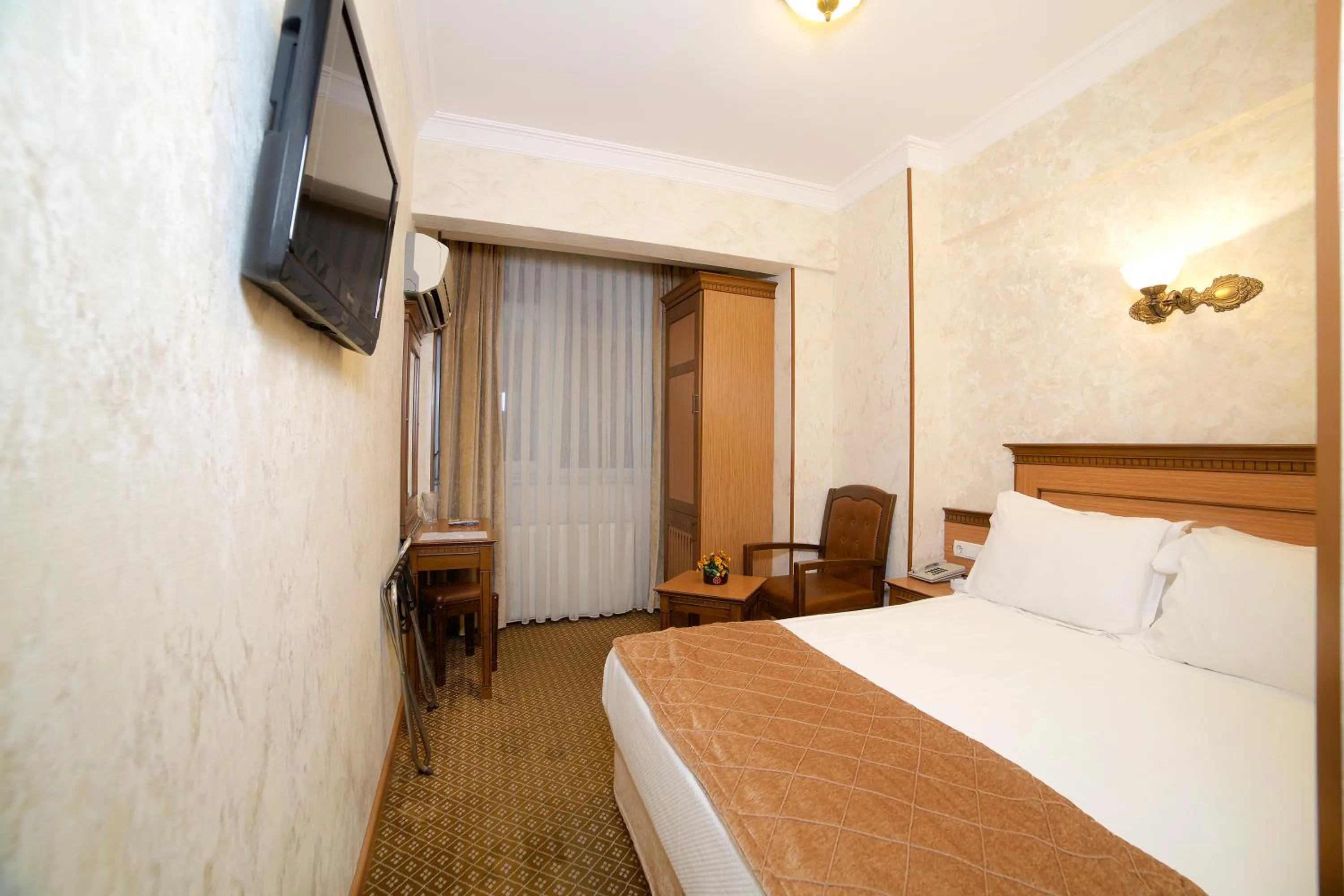 Photo of the whole room, Bed in Grand Unal Hotel