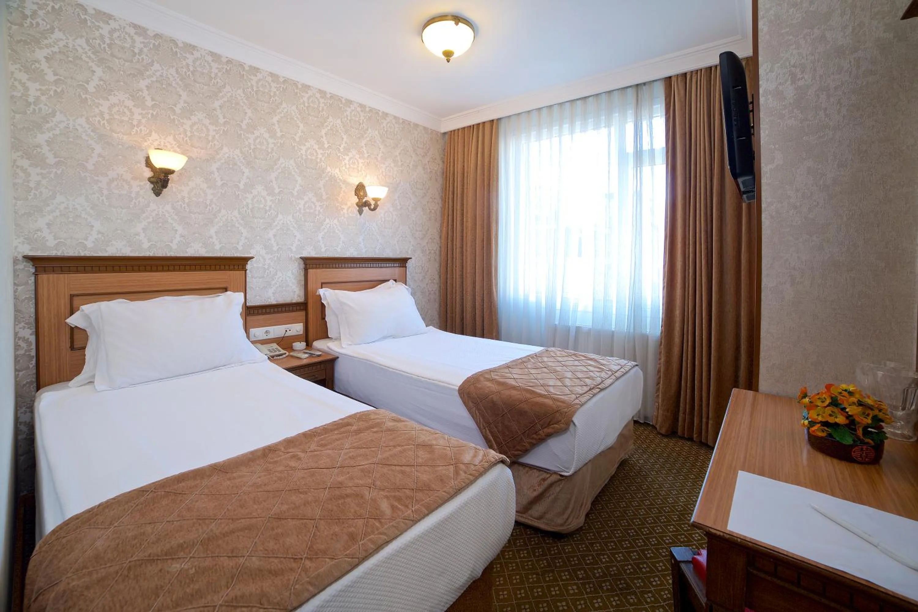 Photo of the whole room, Bed in Grand Unal Hotel