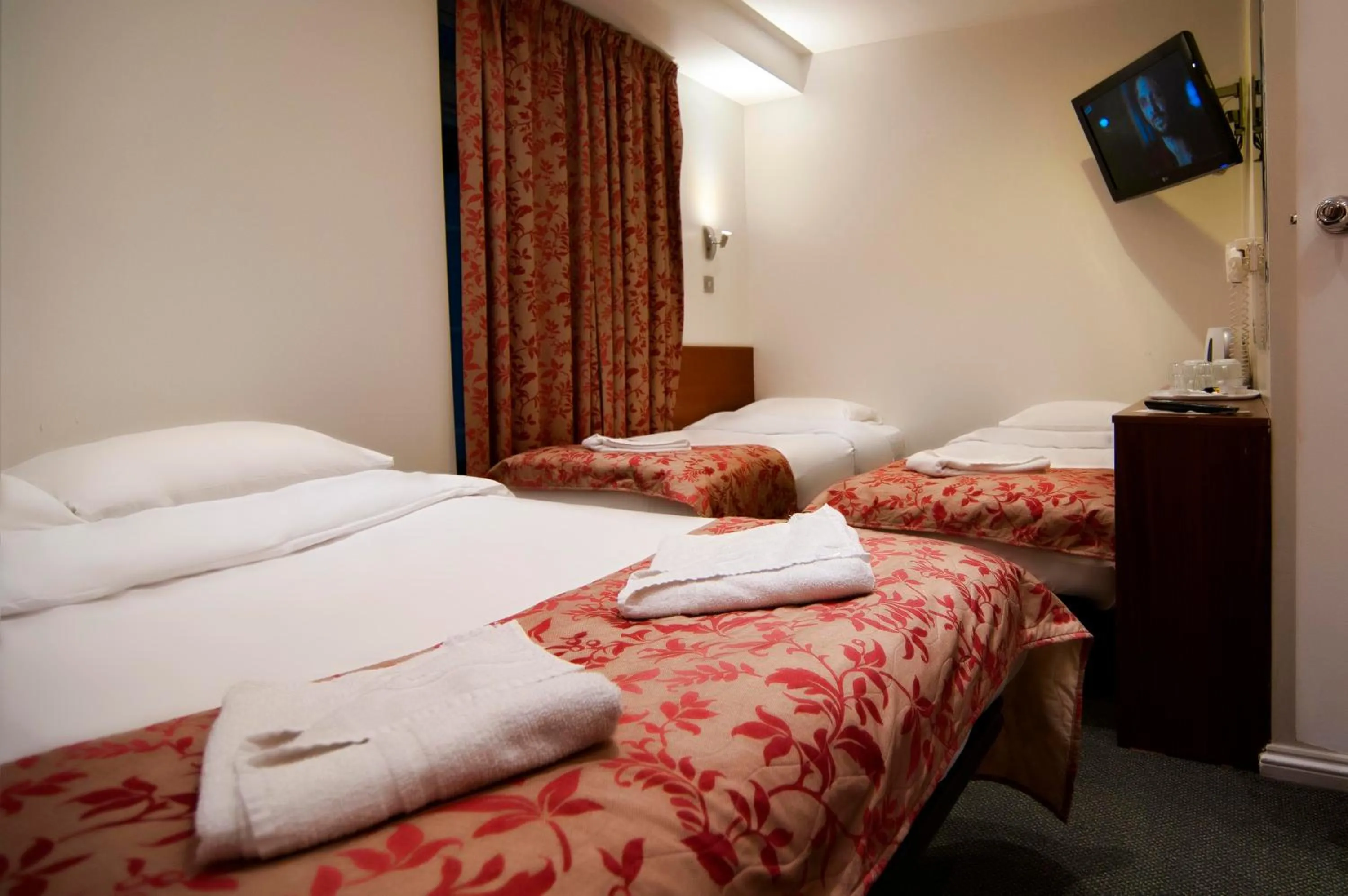 Photo of the whole room, Bed in Westbury Hotel