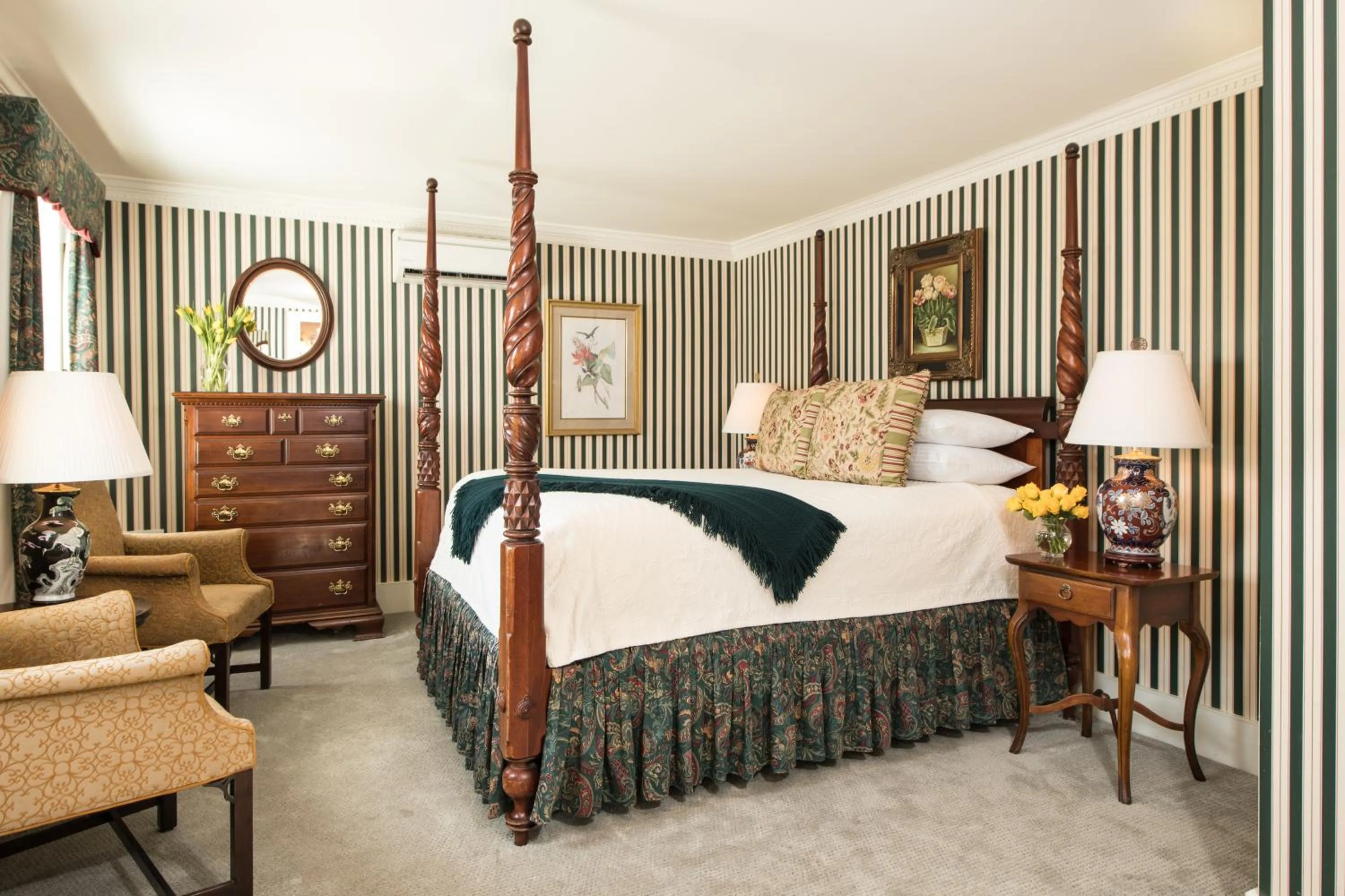 Bed in The INN at Ormsby Hill