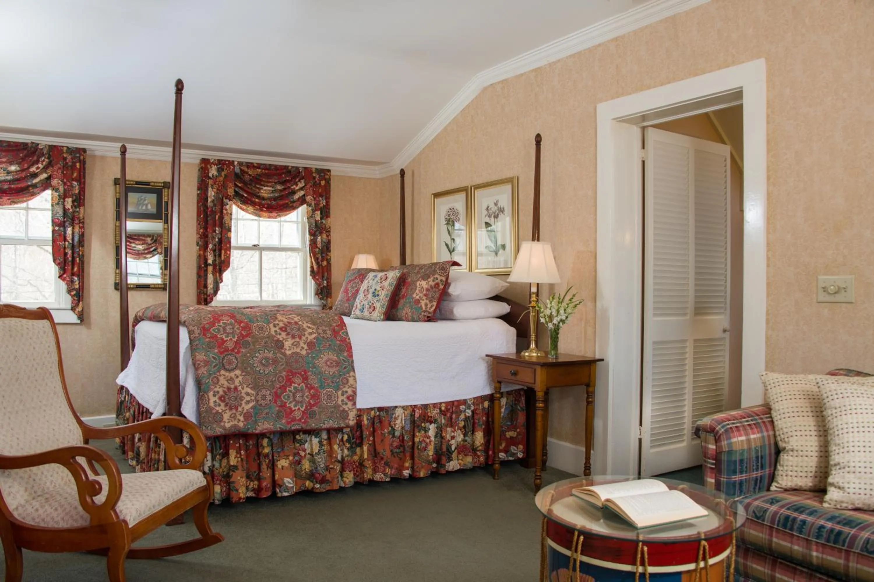 Bed in The INN at Ormsby Hill