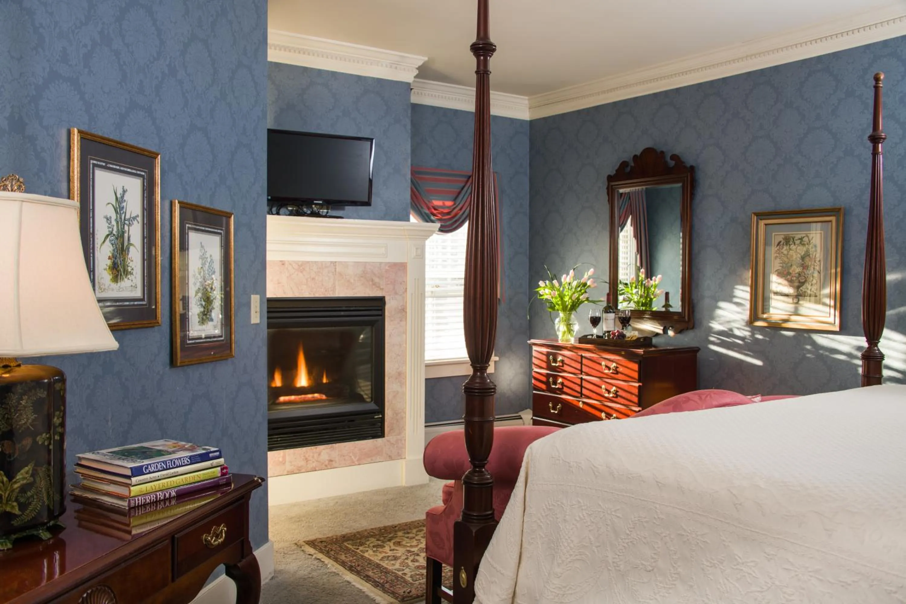 Bed in The INN at Ormsby Hill