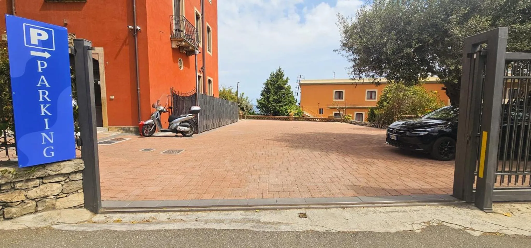 Parking in Villa Astoria