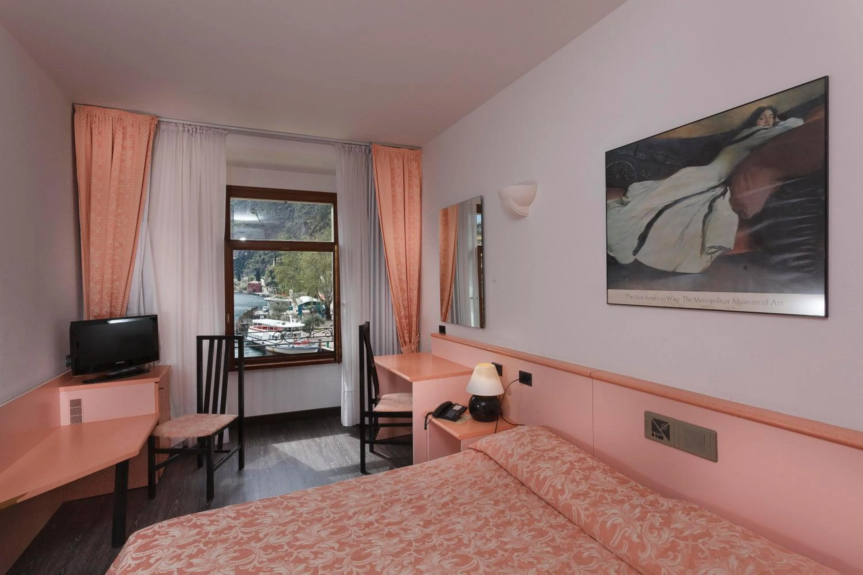 Photo of the whole room, Bed in Hotel Centrale