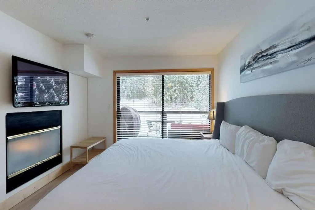 Other, Bed in Powderhorn by Whistler Blackcomb Vacation Rentals