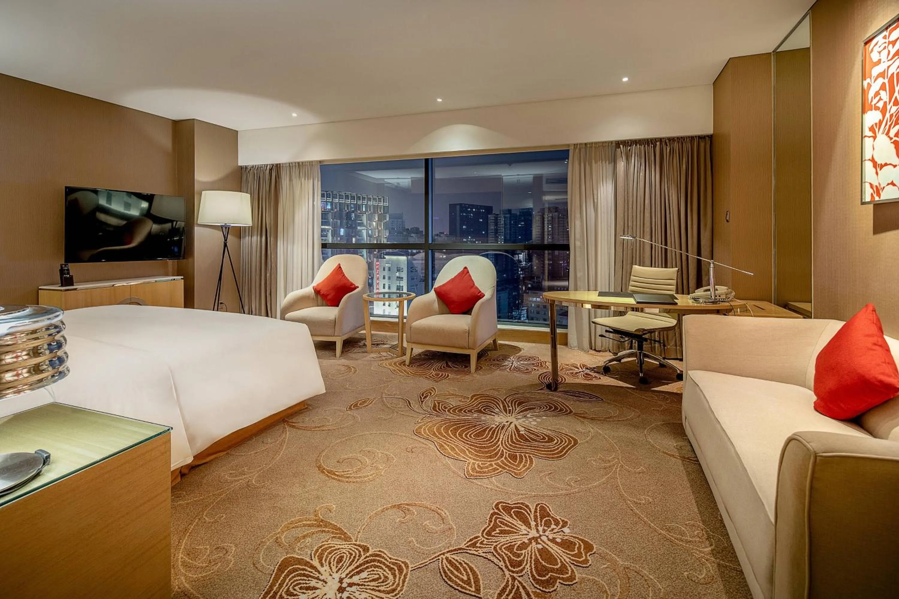 Photo of the whole room, Bed in Renaissance Chengdu Hotel