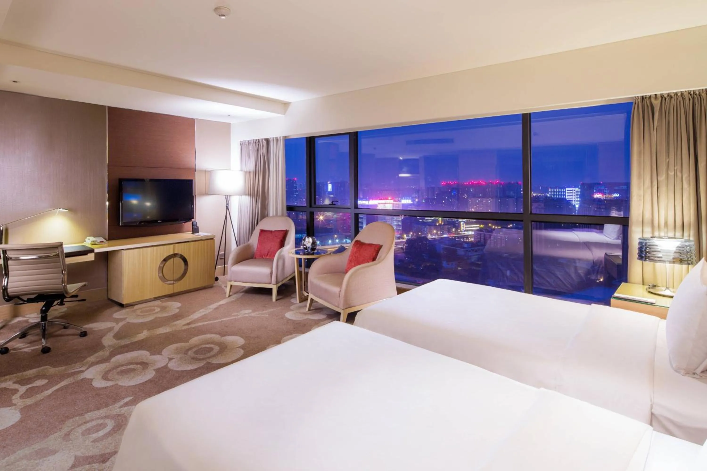 Photo of the whole room, Bed in Renaissance Chengdu Hotel