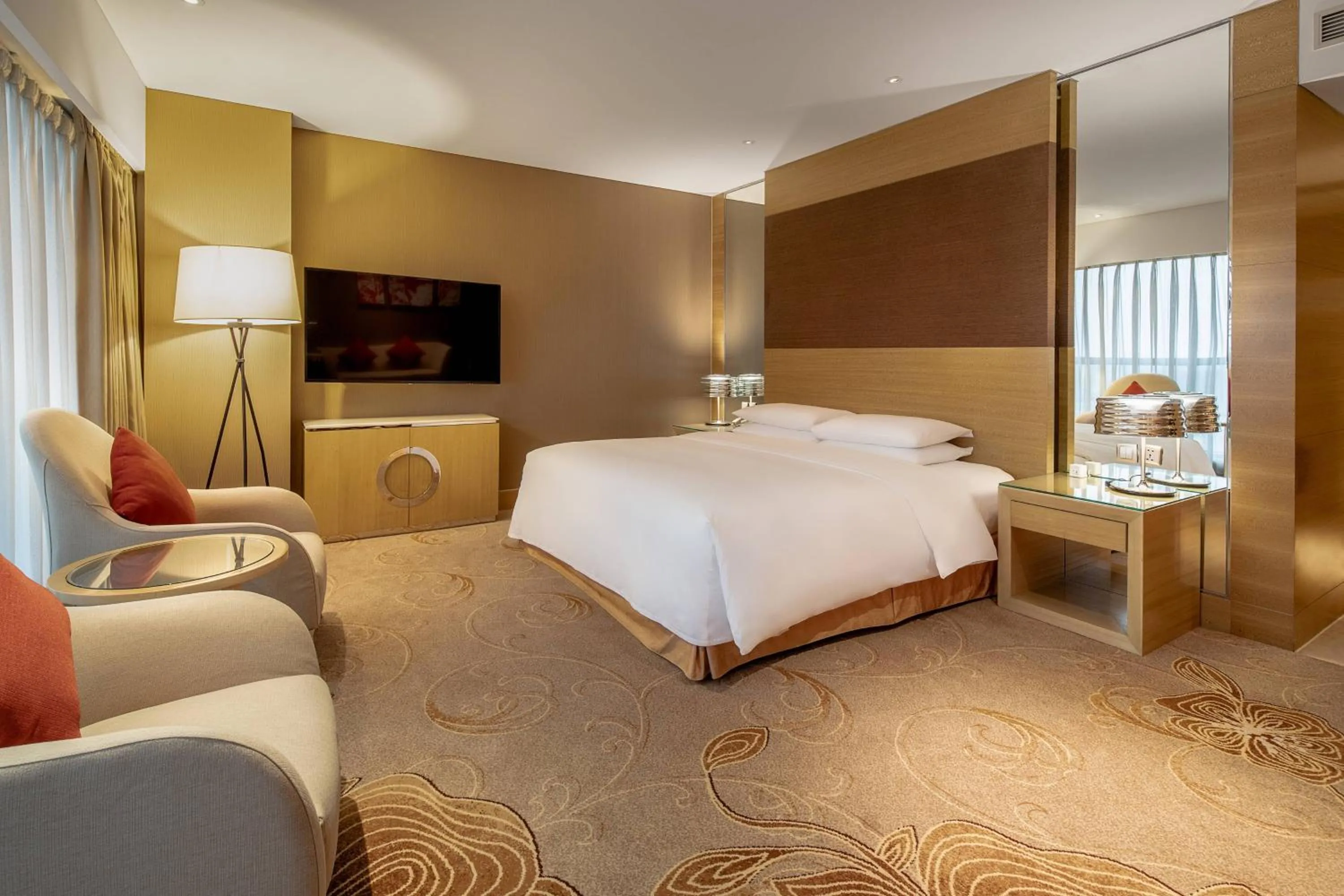 Photo of the whole room, Bed in Renaissance Chengdu Hotel