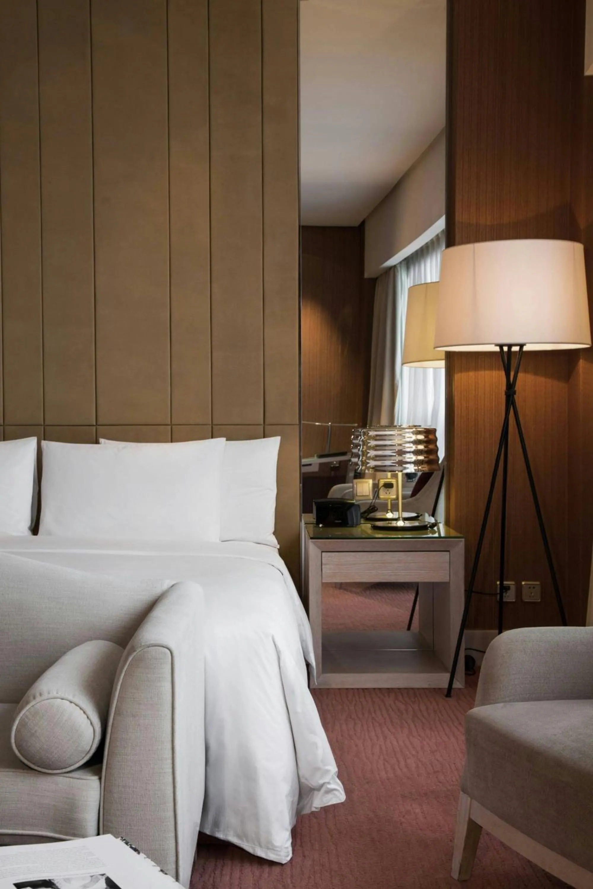 Photo of the whole room, Bed in Renaissance Chengdu Hotel