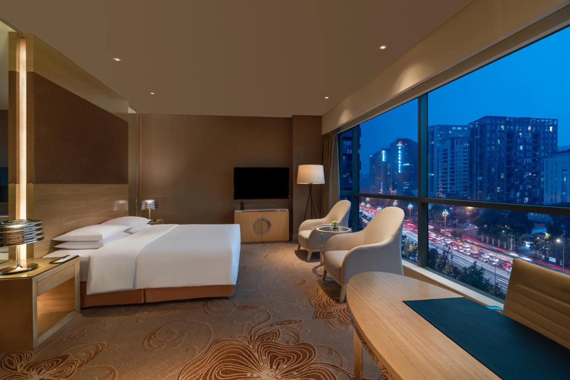 Photo of the whole room, Bed in Renaissance Chengdu Hotel
