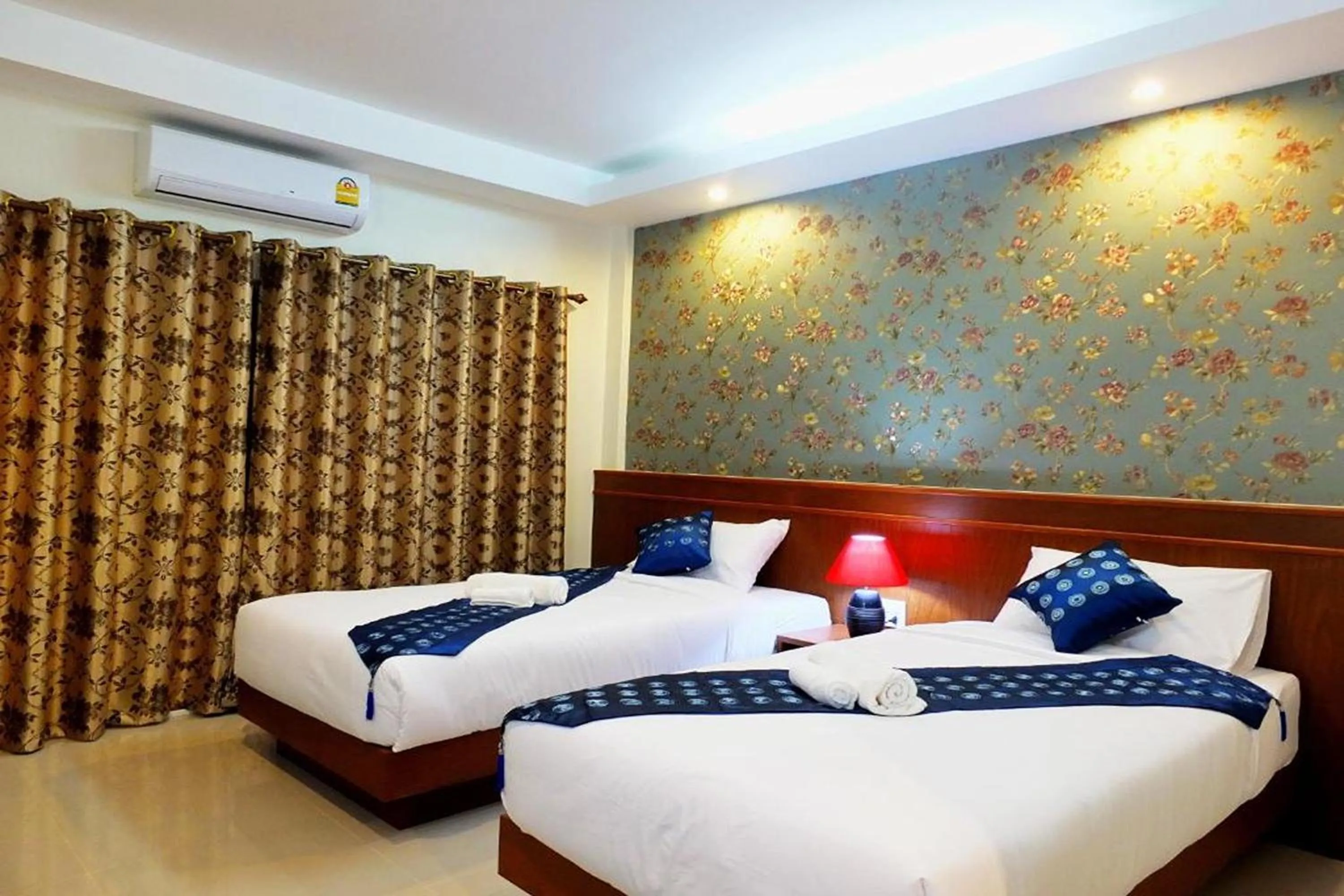 Bed in Karnmanee Place Hotel