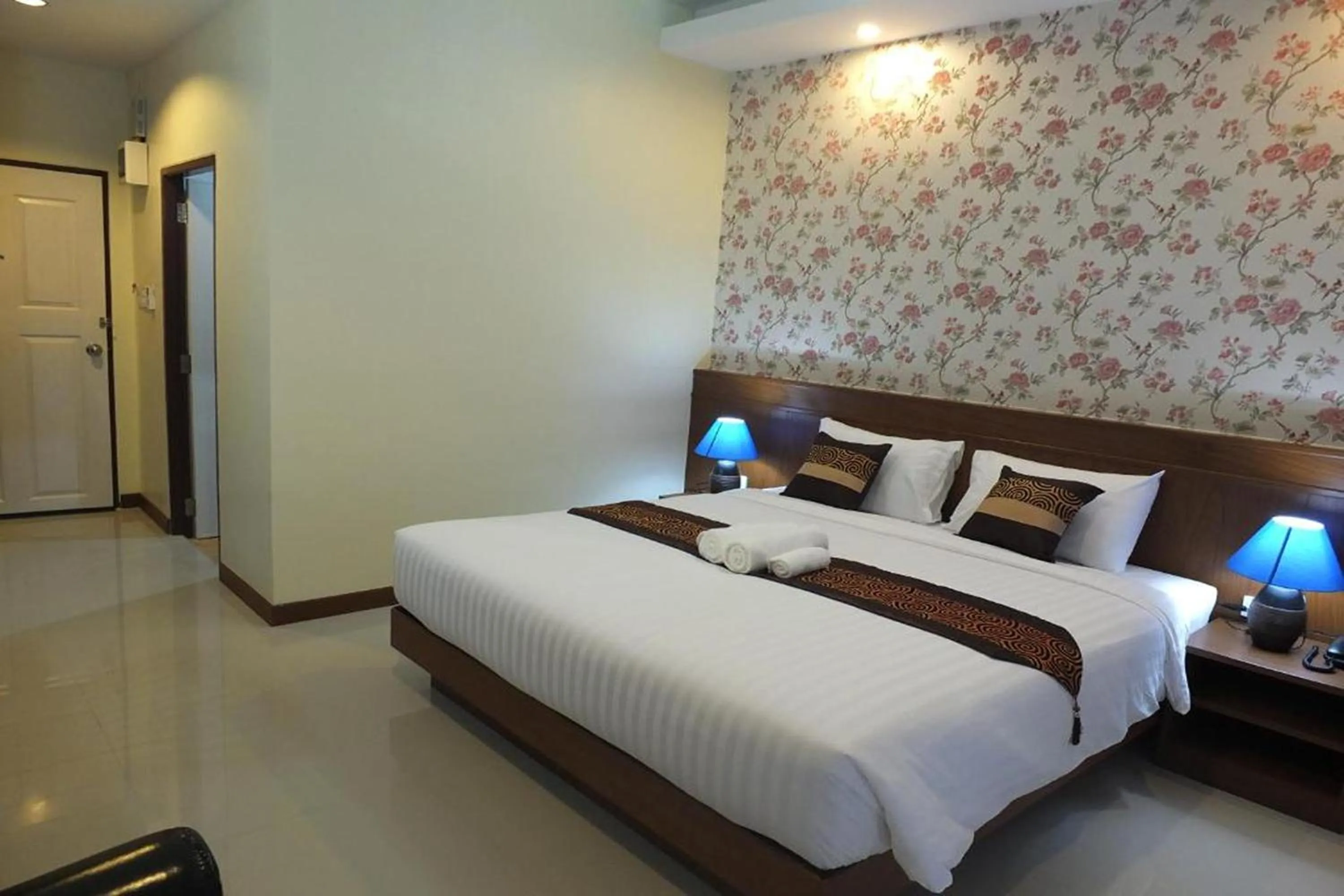 Bed in Karnmanee Place Hotel
