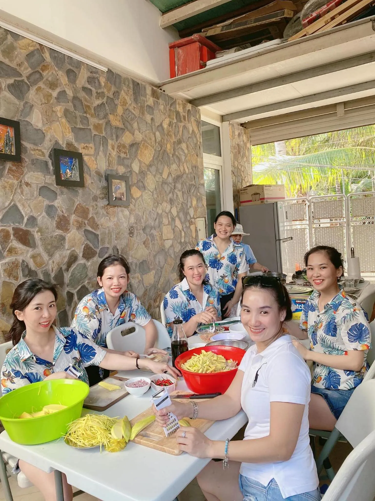 Communal kitchen in Qli Hotel Muine