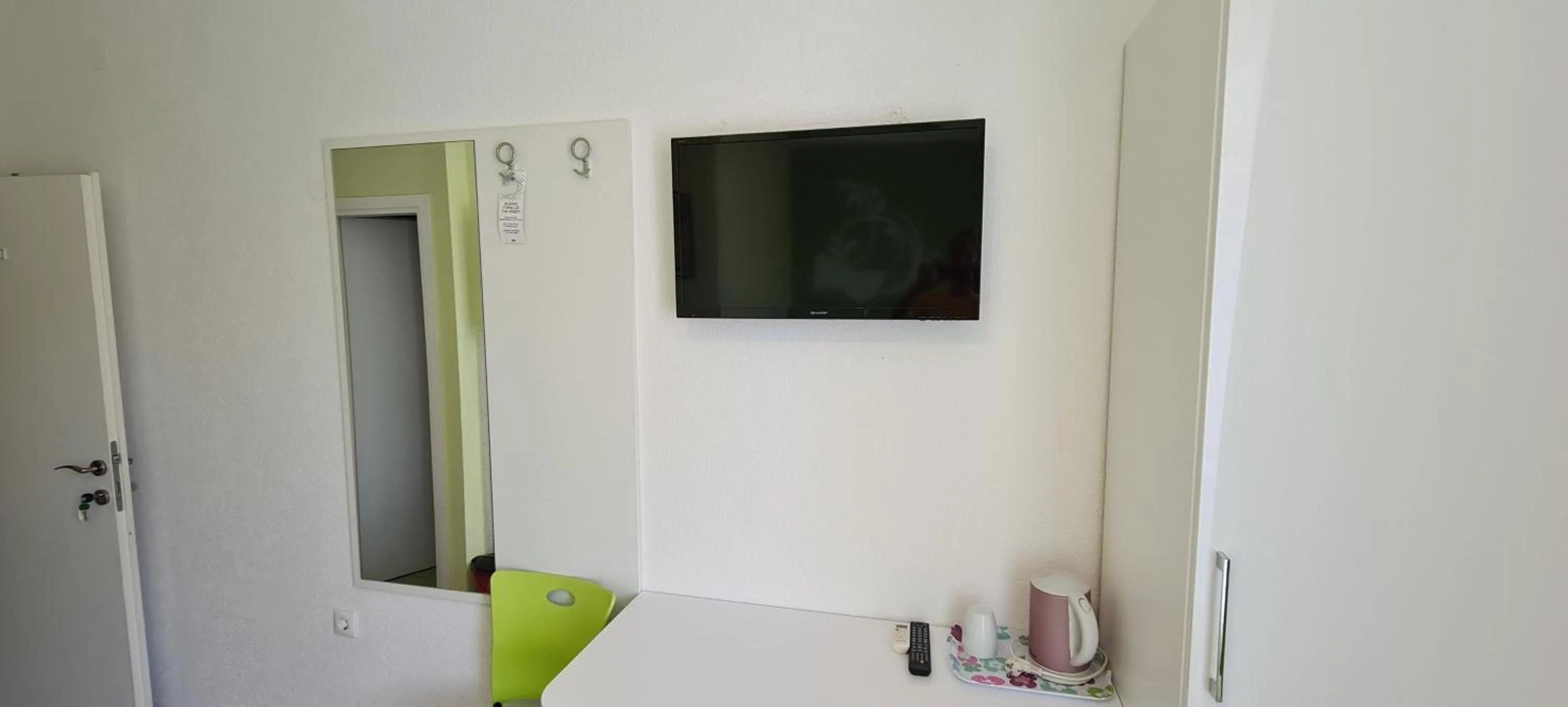 TV and multimedia in Nirvana Rooms & Apartments