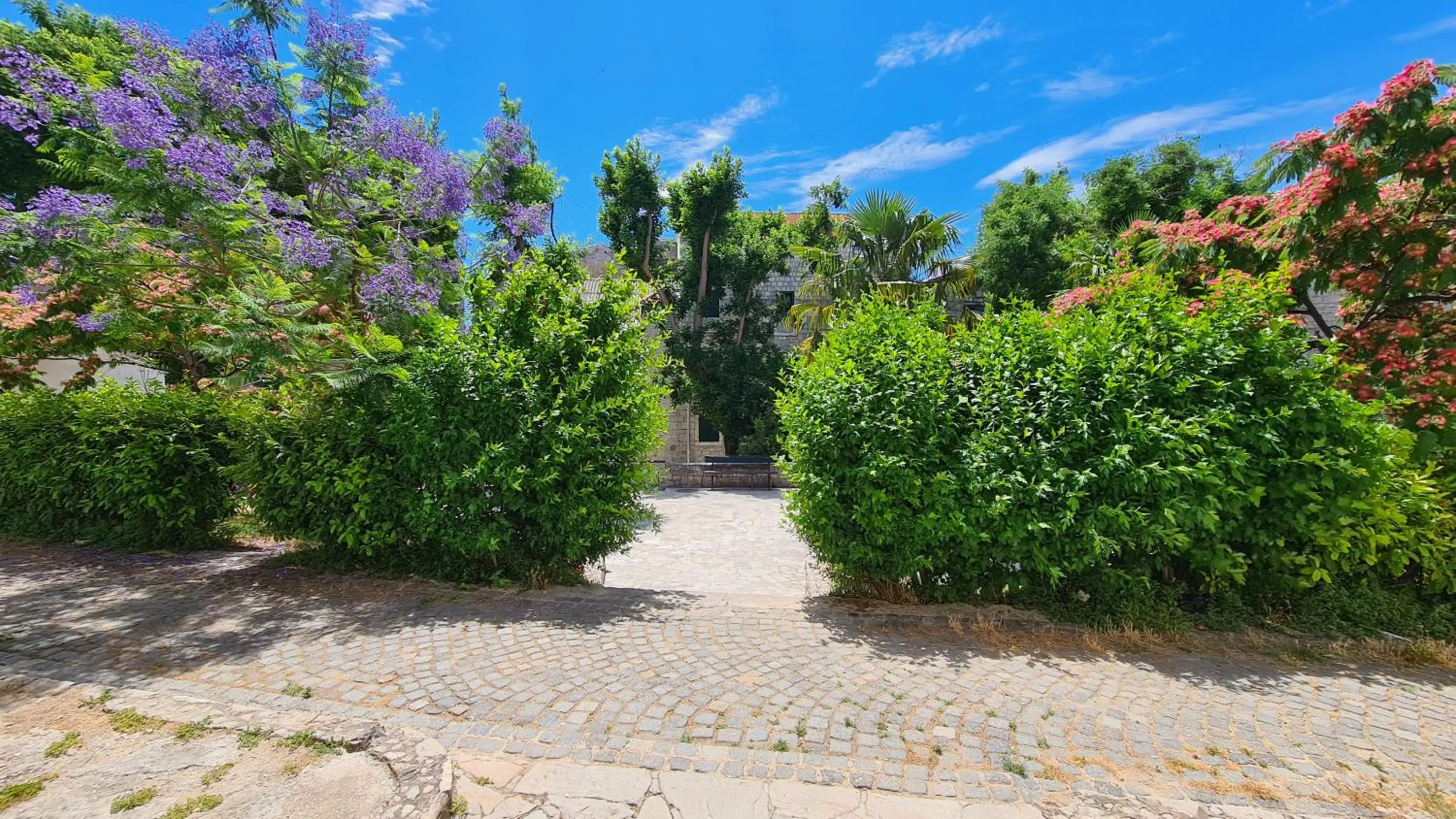 Garden in Nirvana Rooms & Apartments