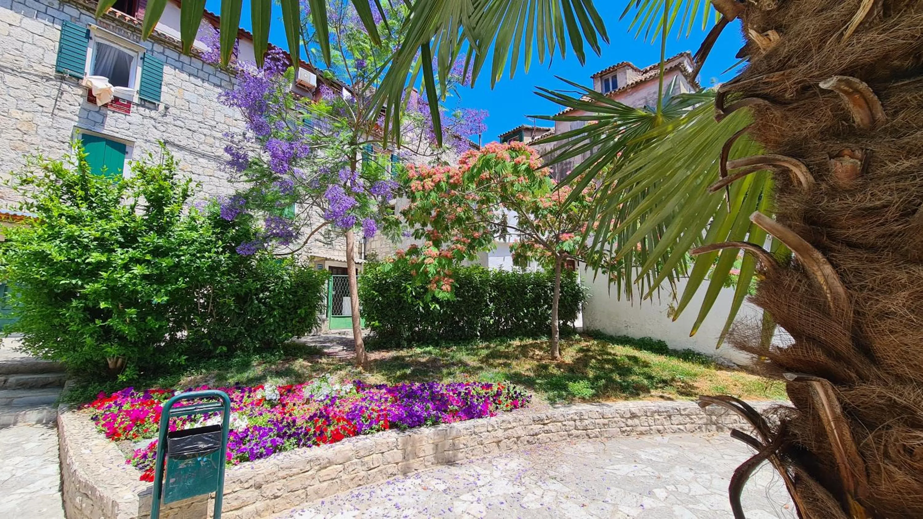 Garden in Nirvana Rooms & Apartments