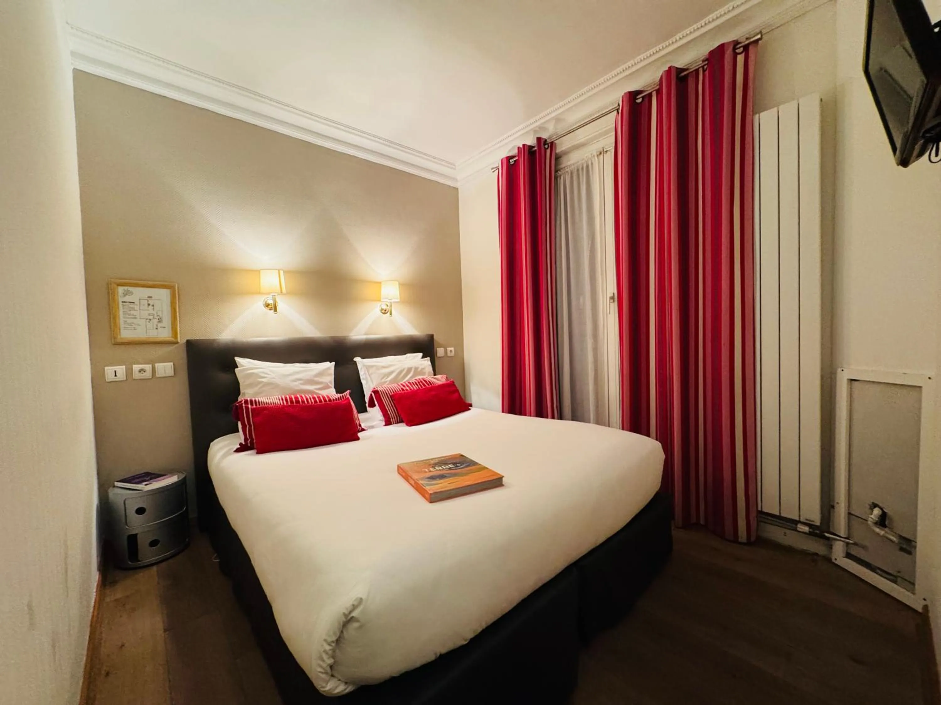 Photo of the whole room, Bed in L'Amiral